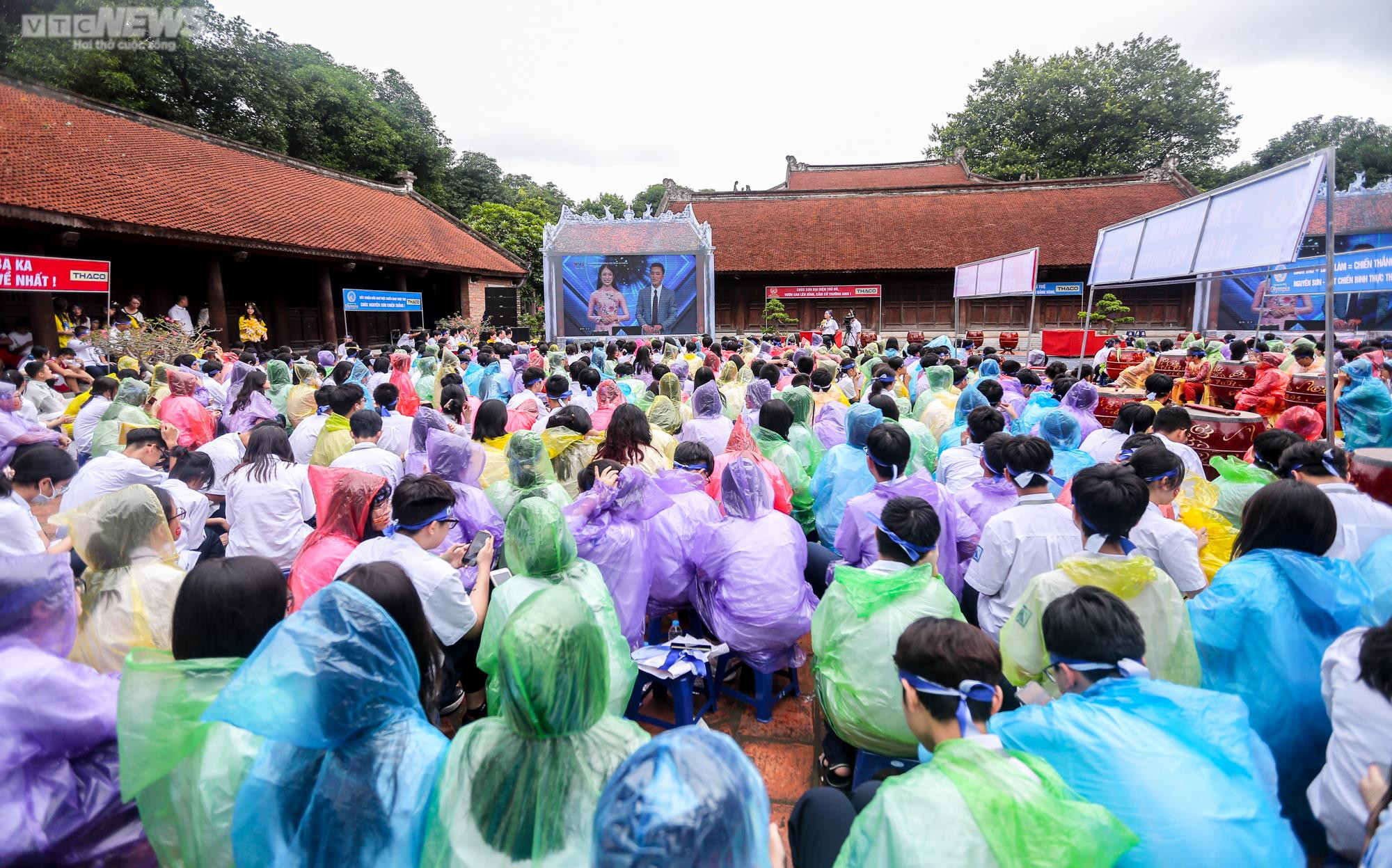 Ảnh: Học sinh Hà Nội đội mưa cổ vũ các nhà leo núi ở Chung kết Olympia 2022 - 11