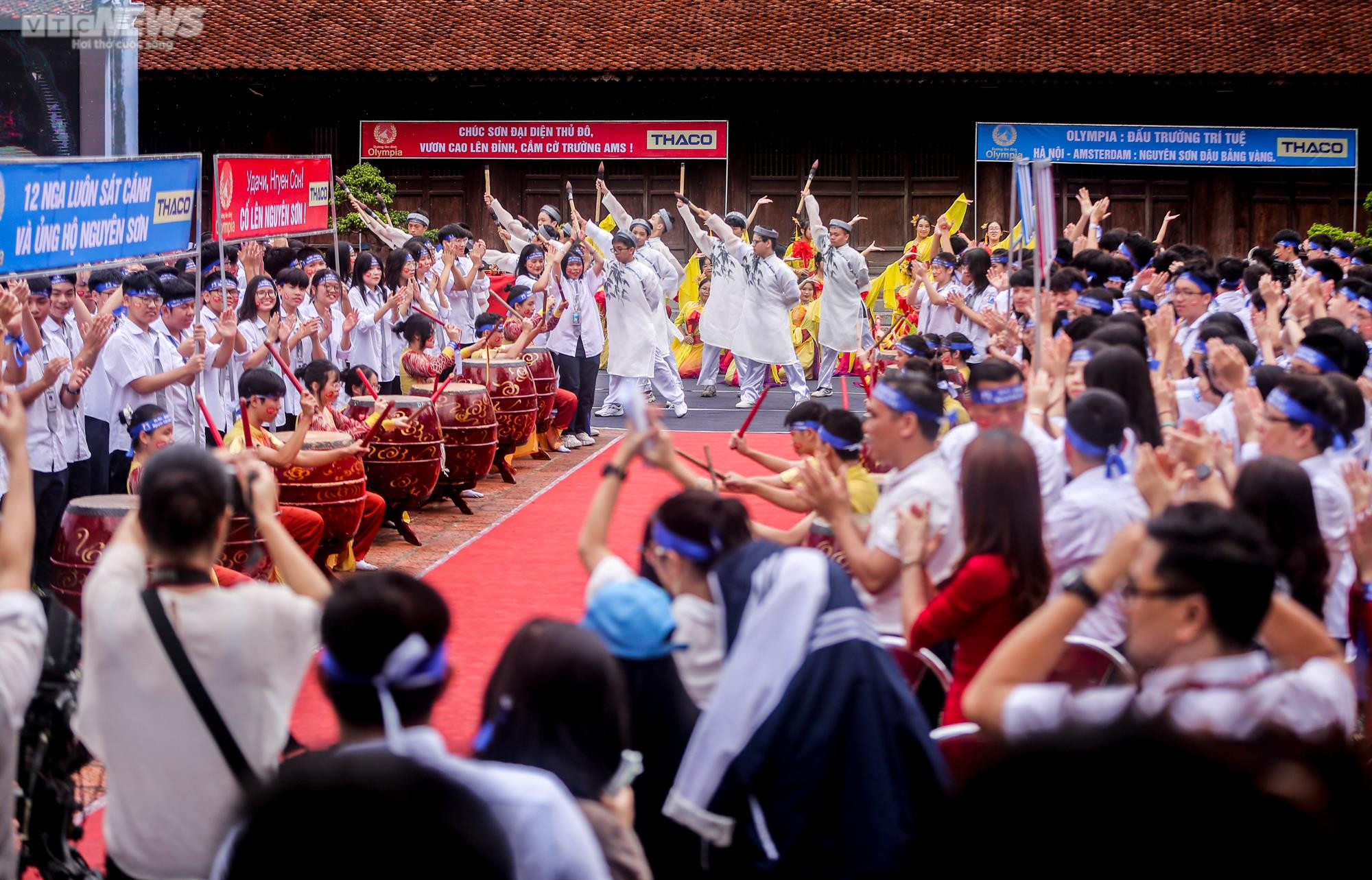 Ảnh: Học sinh Hà Nội đội mưa cổ vũ các nhà leo núi ở Chung kết Olympia 2022 - 1