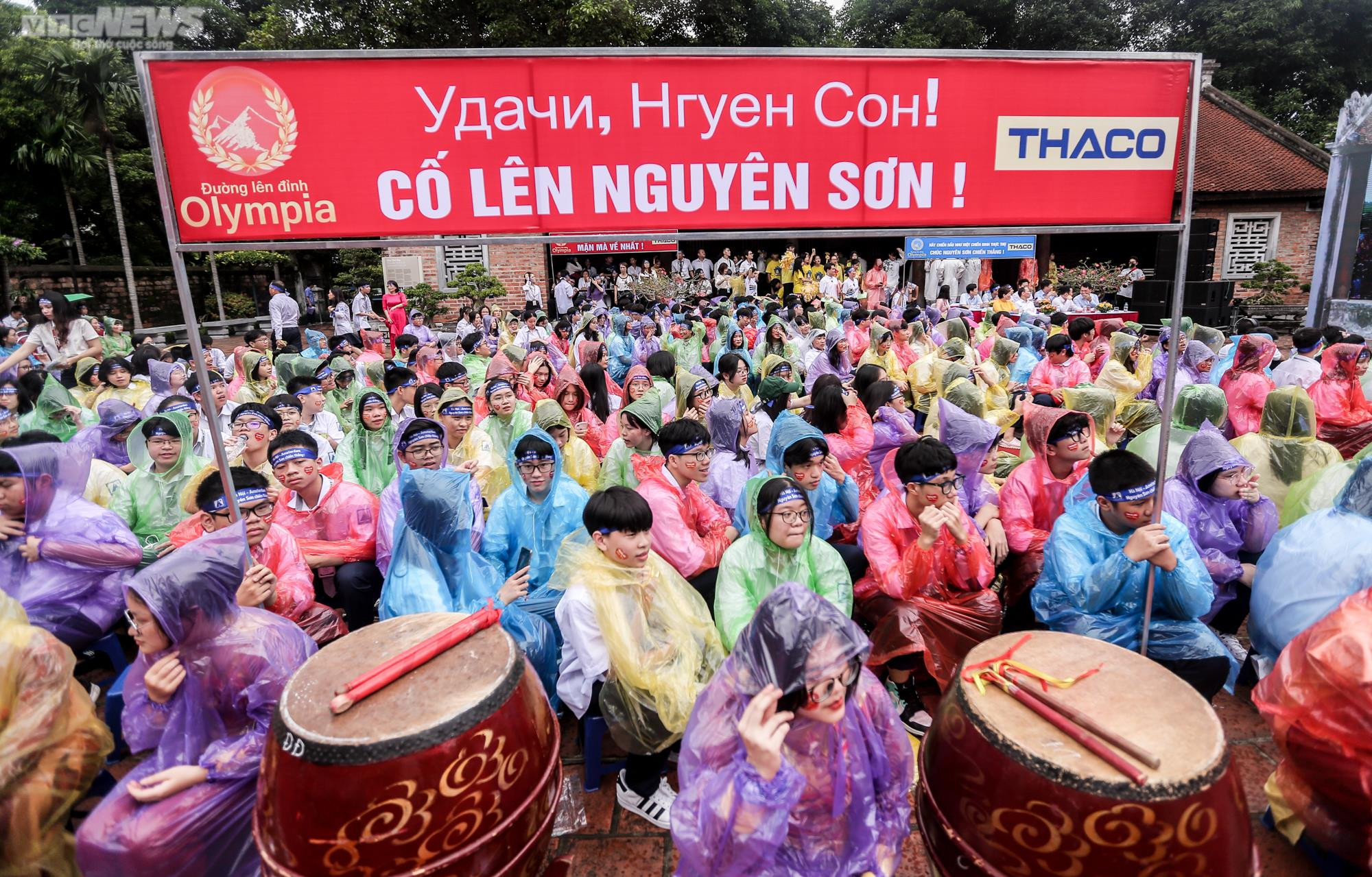 Ảnh: Học sinh Hà Nội đội mưa cổ vũ các nhà leo núi ở Chung kết Olympia 2022 - 2