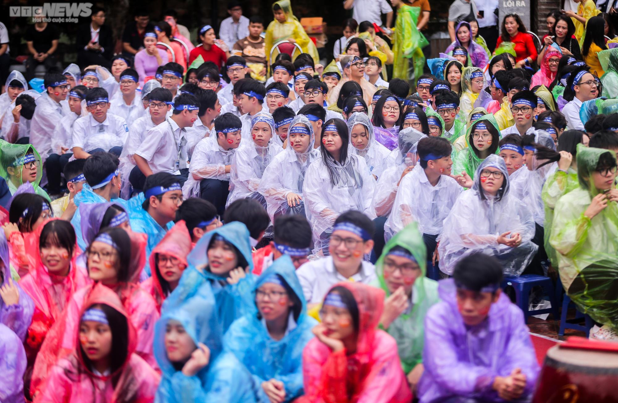 Ảnh: Học sinh Hà Nội đội mưa cổ vũ các nhà leo núi ở Chung kết Olympia 2022 - 3