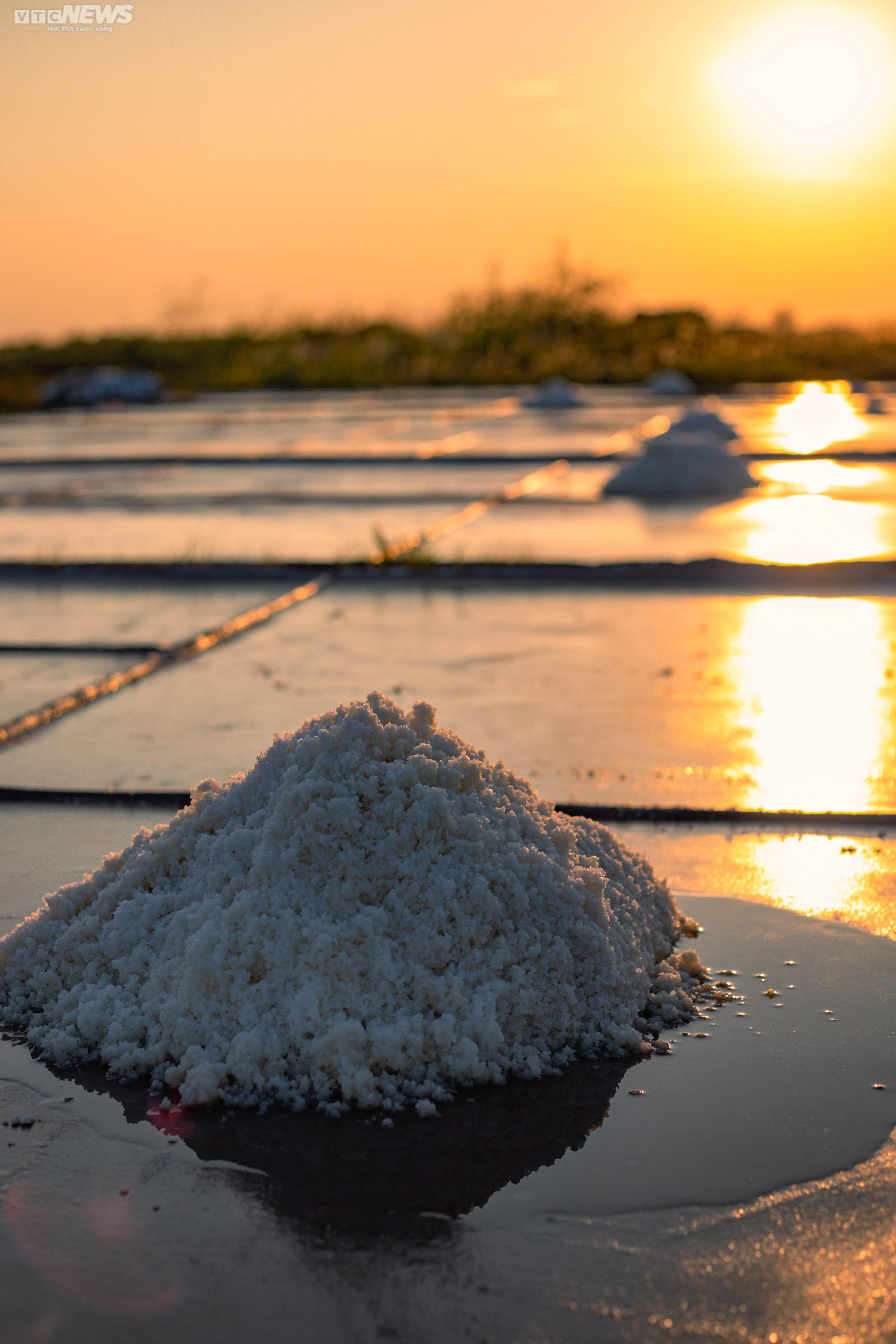 Ảnh: Nhọc nhằn trên cánh đồng muối lớn nhất miền Bắc - 11