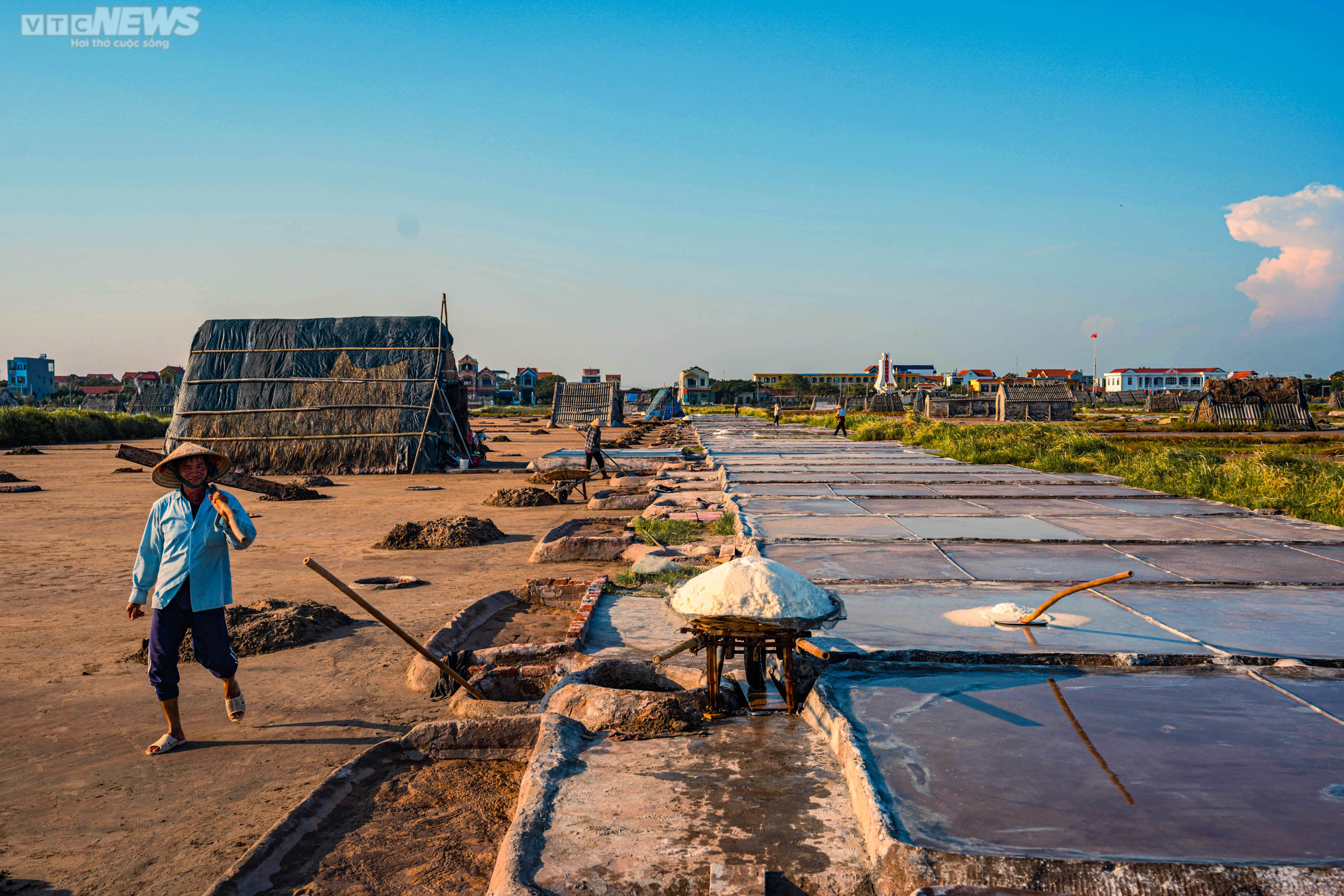 Ảnh: Nhọc nhằn trên cánh đồng muối lớn nhất miền Bắc - 2