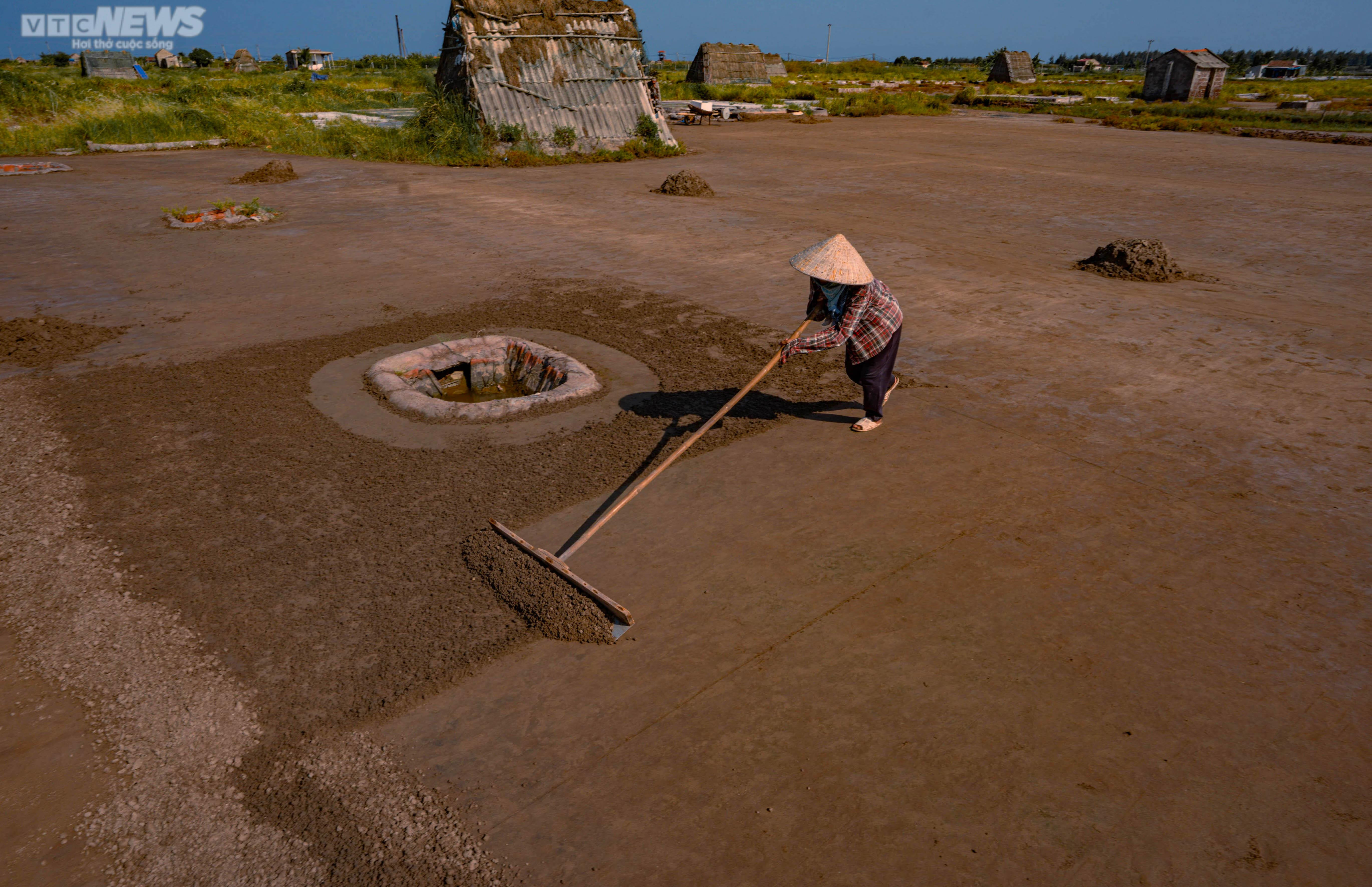 Ảnh: Nhọc nhằn trên cánh đồng muối lớn nhất miền Bắc - 3