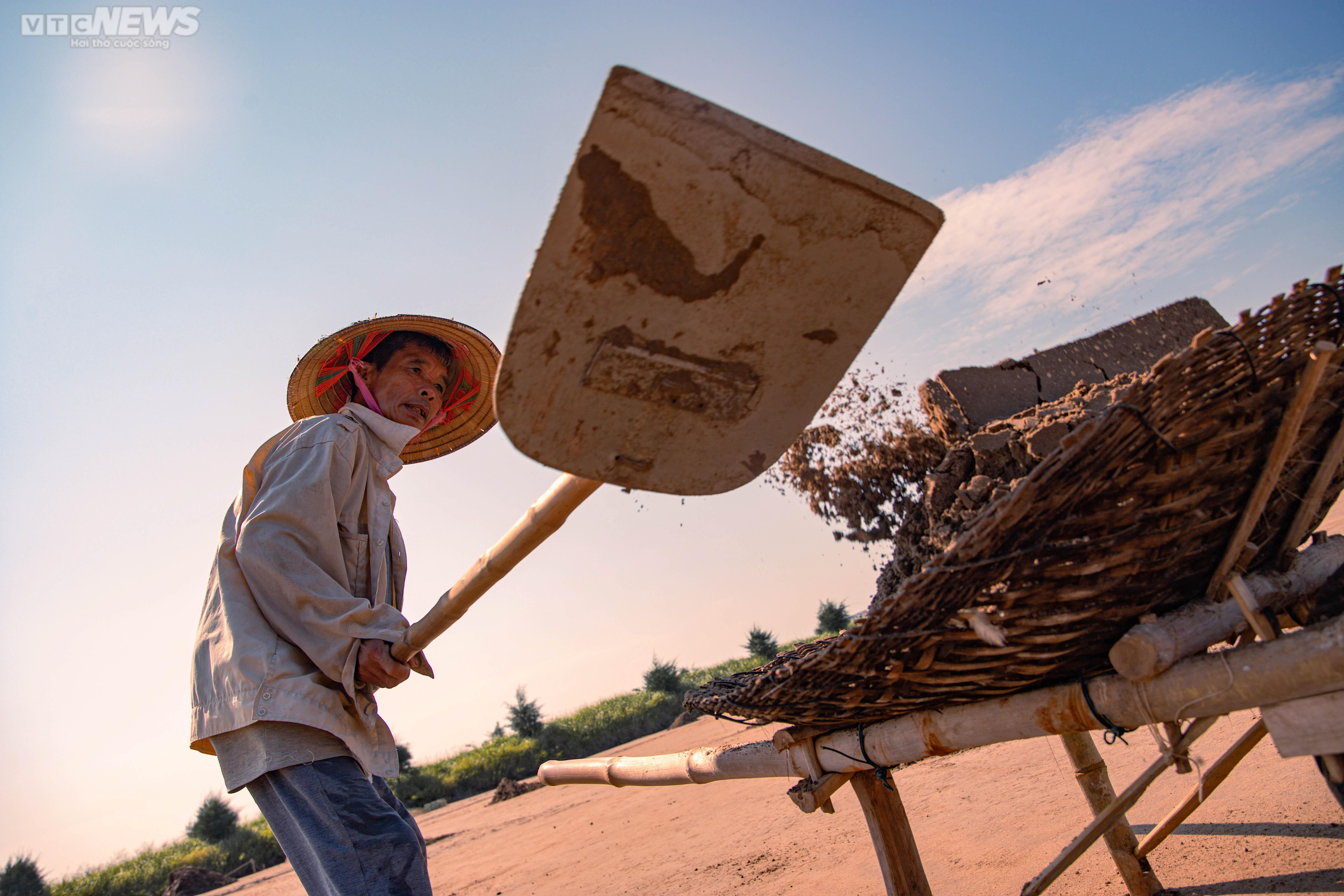 Ảnh: Nhọc nhằn trên cánh đồng muối lớn nhất miền Bắc - 4