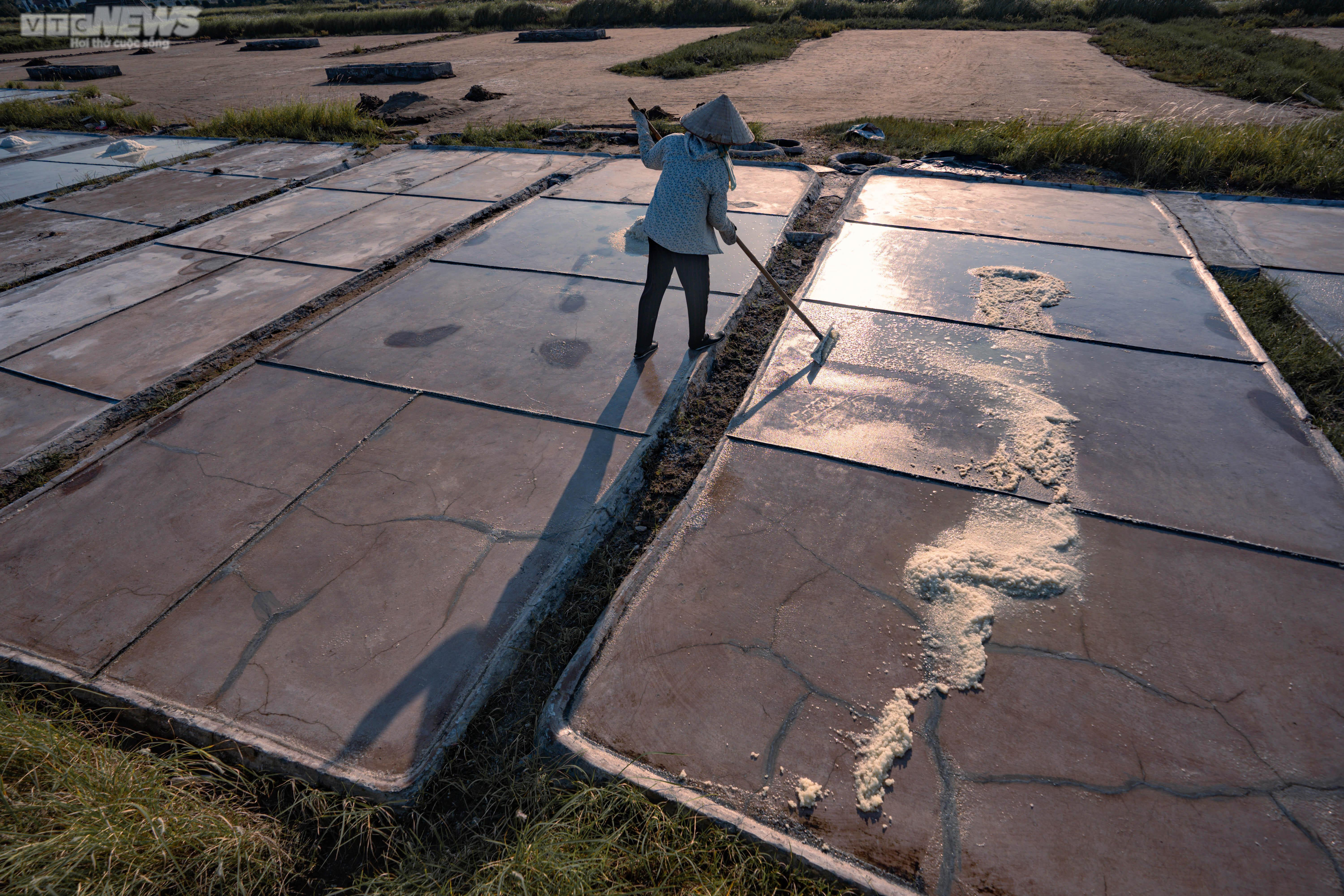 Ảnh: Nhọc nhằn trên cánh đồng muối lớn nhất miền Bắc - 8