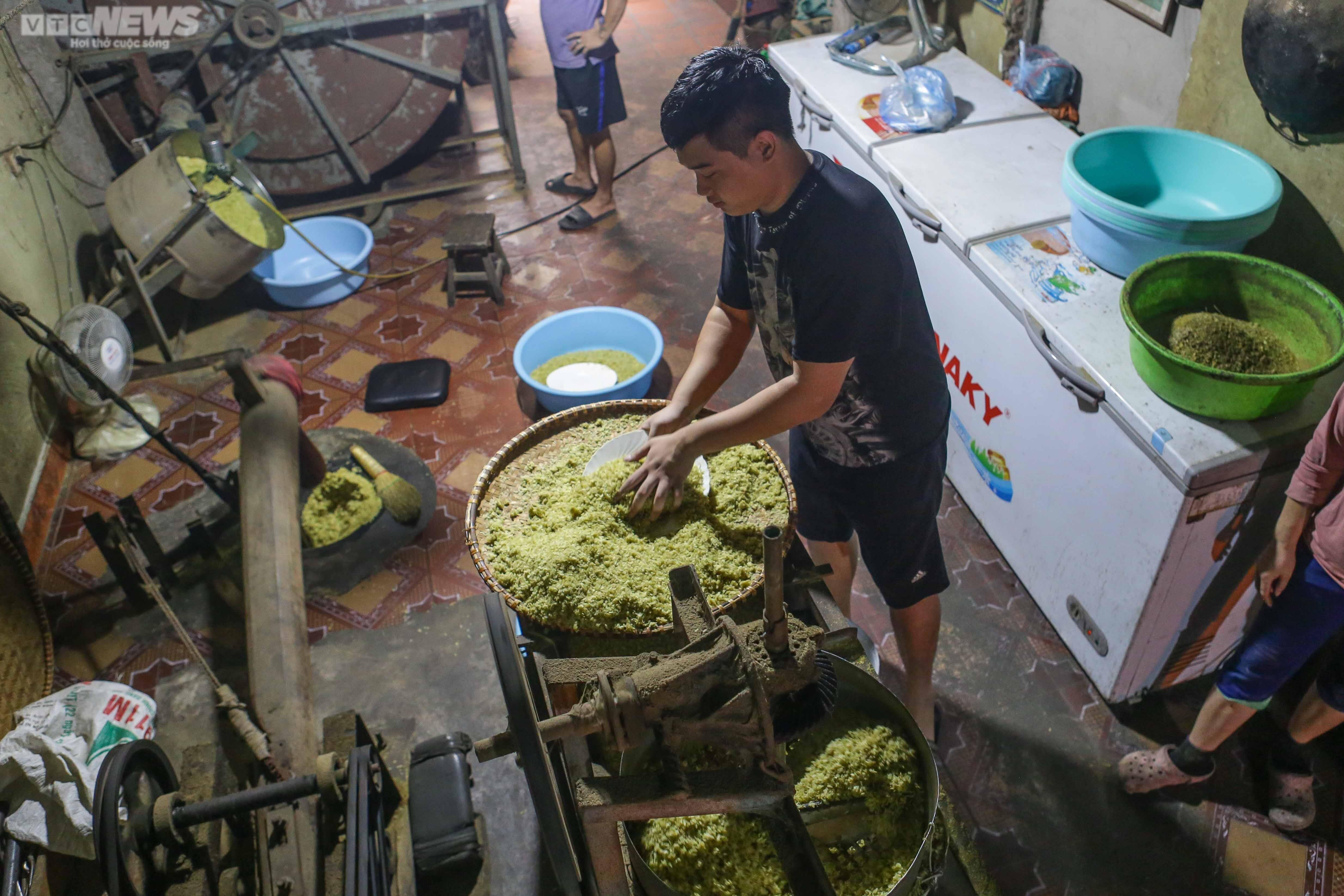 Người dân Mễ Trì tất bật vào vụ cốm, thu tiền triệu/ngày - 8