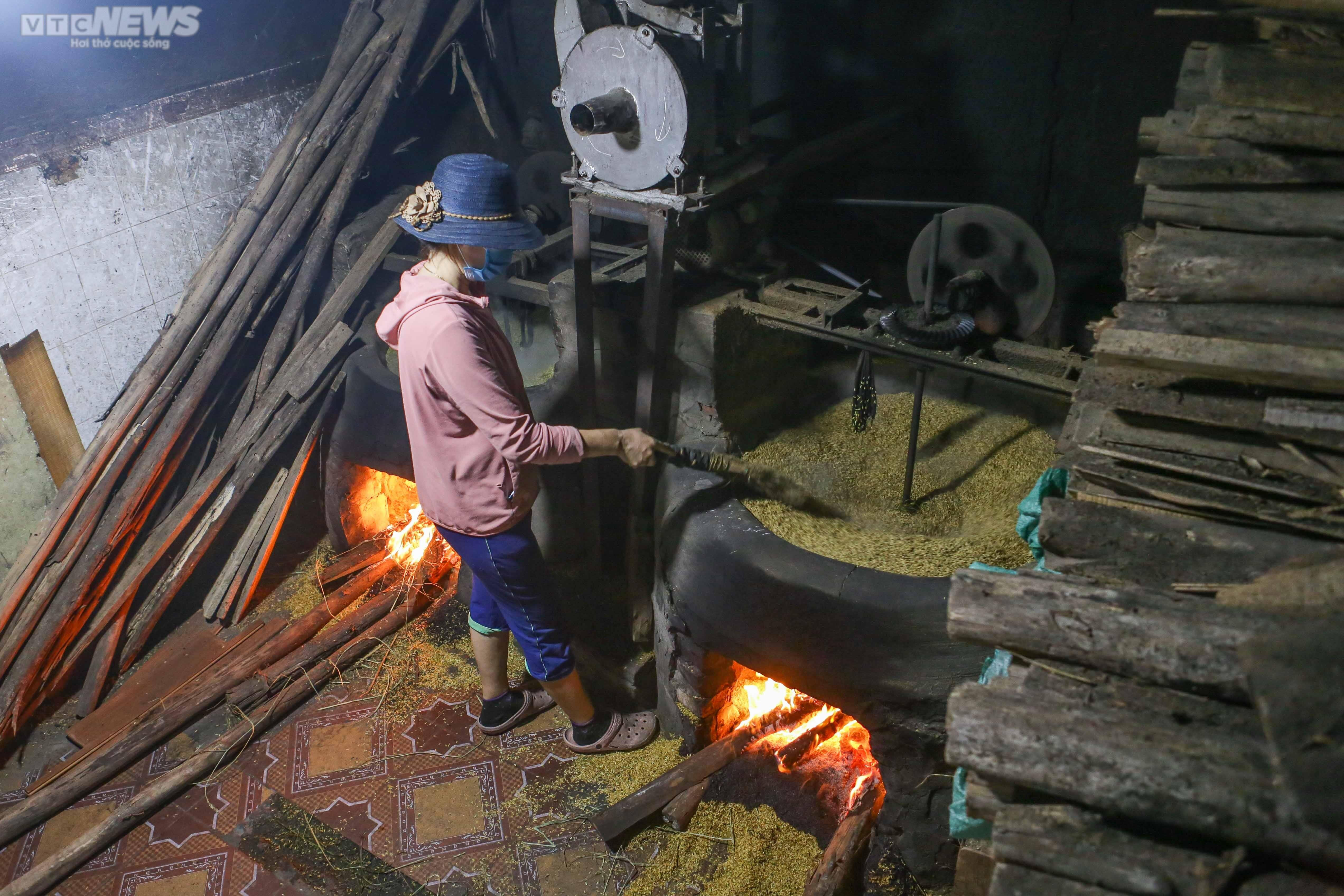 Người dân Mễ Trì tất bật vào vụ cốm, thu tiền triệu/ngày - 2