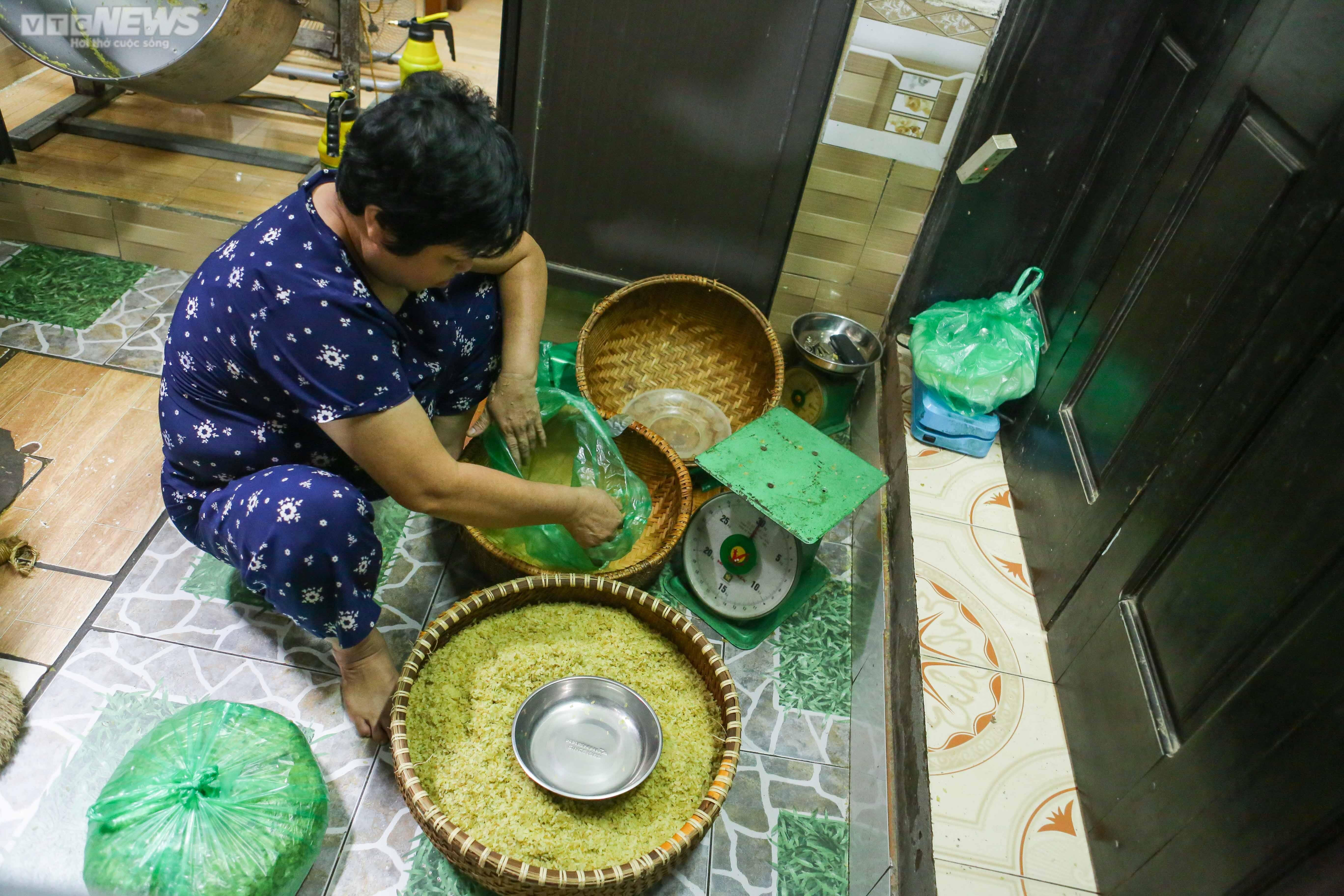 Người dân Mễ Trì tất bật vào vụ cốm, thu tiền triệu/ngày - 12