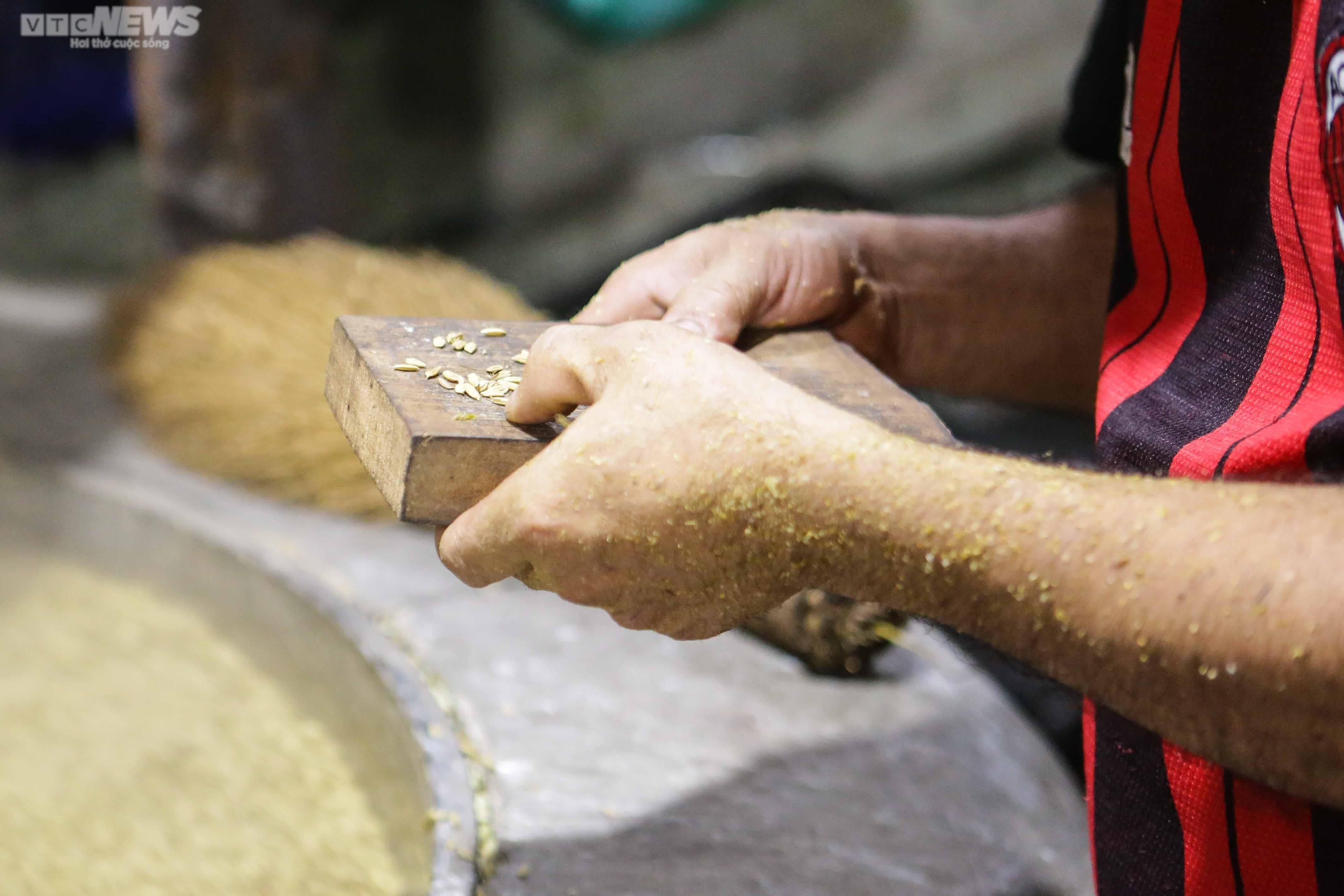 Người dân Mễ Trì tất bật vào vụ cốm, thu tiền triệu/ngày - 5