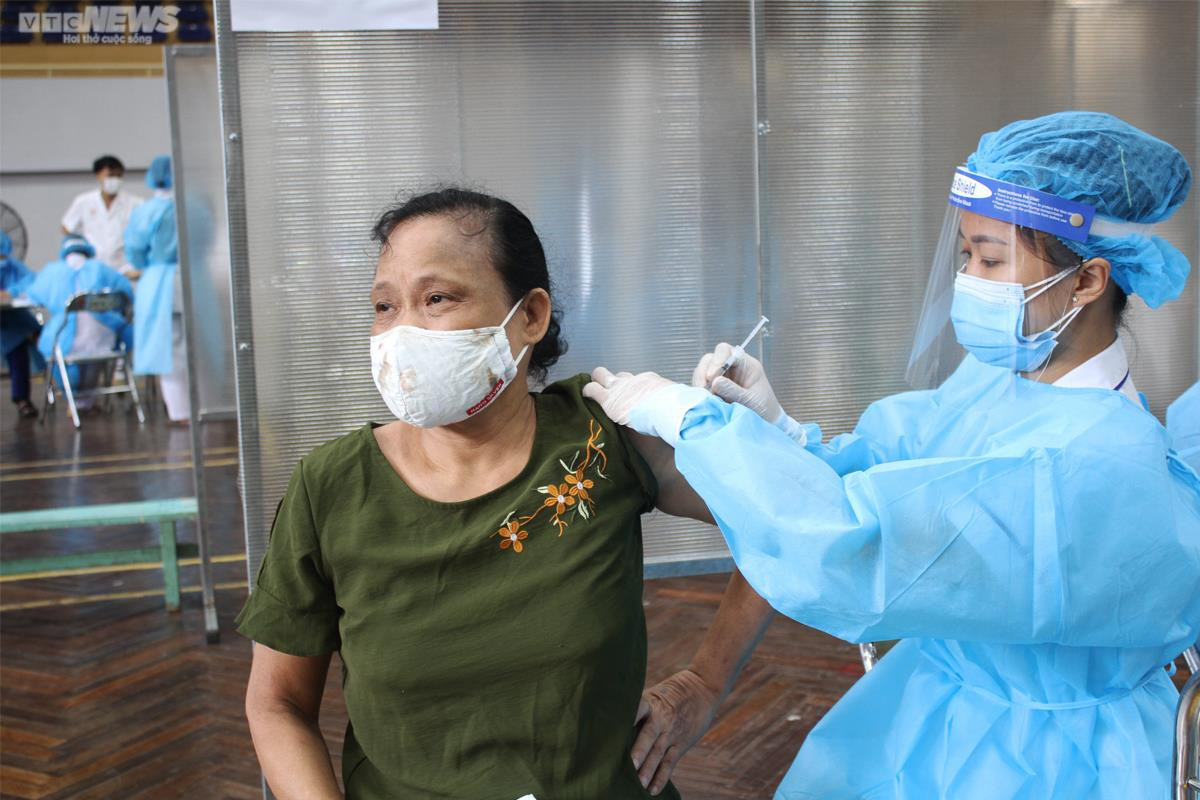 Công chức nghỉ việc hàng loạt: Khó giữ chân nhân tài với thu nhập 'chuẩn nghèo' - 1