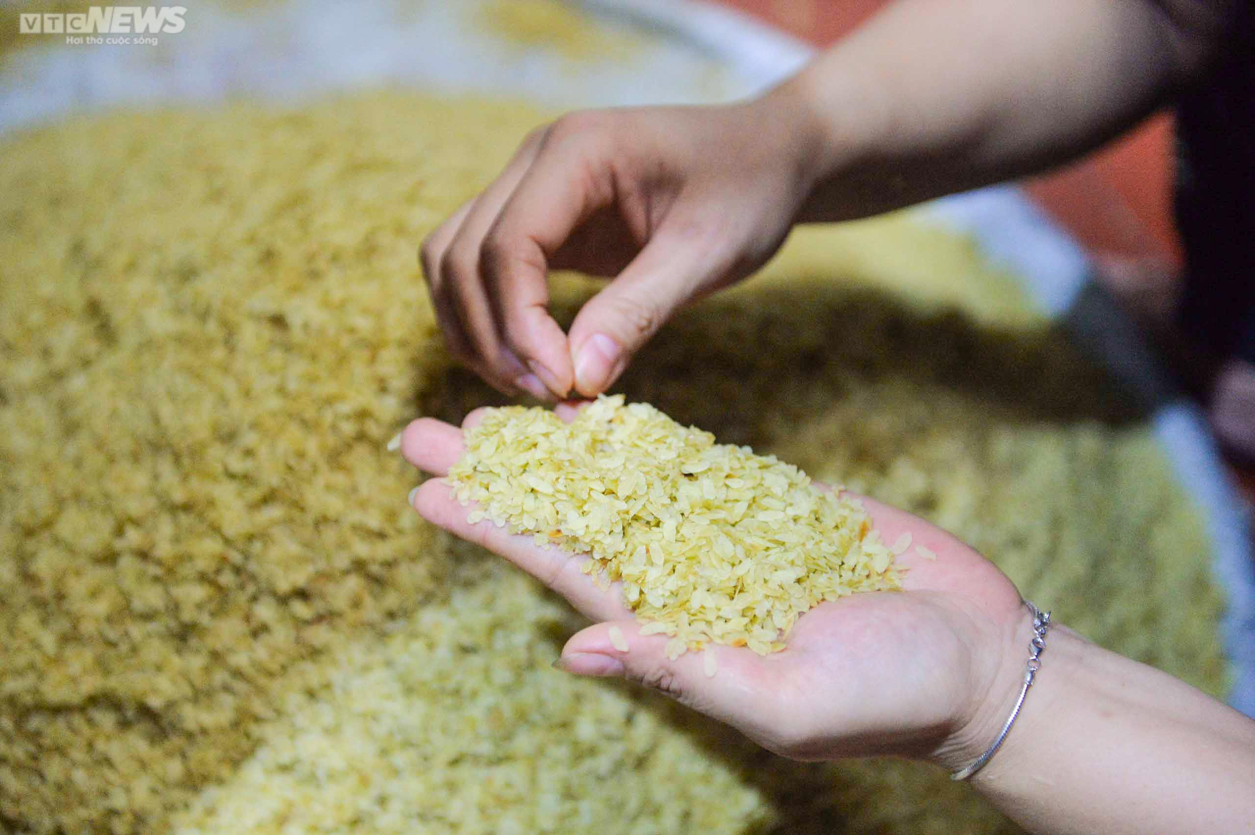 Người dân Mễ Trì tất bật vào vụ cốm, thu tiền triệu/ngày - 7