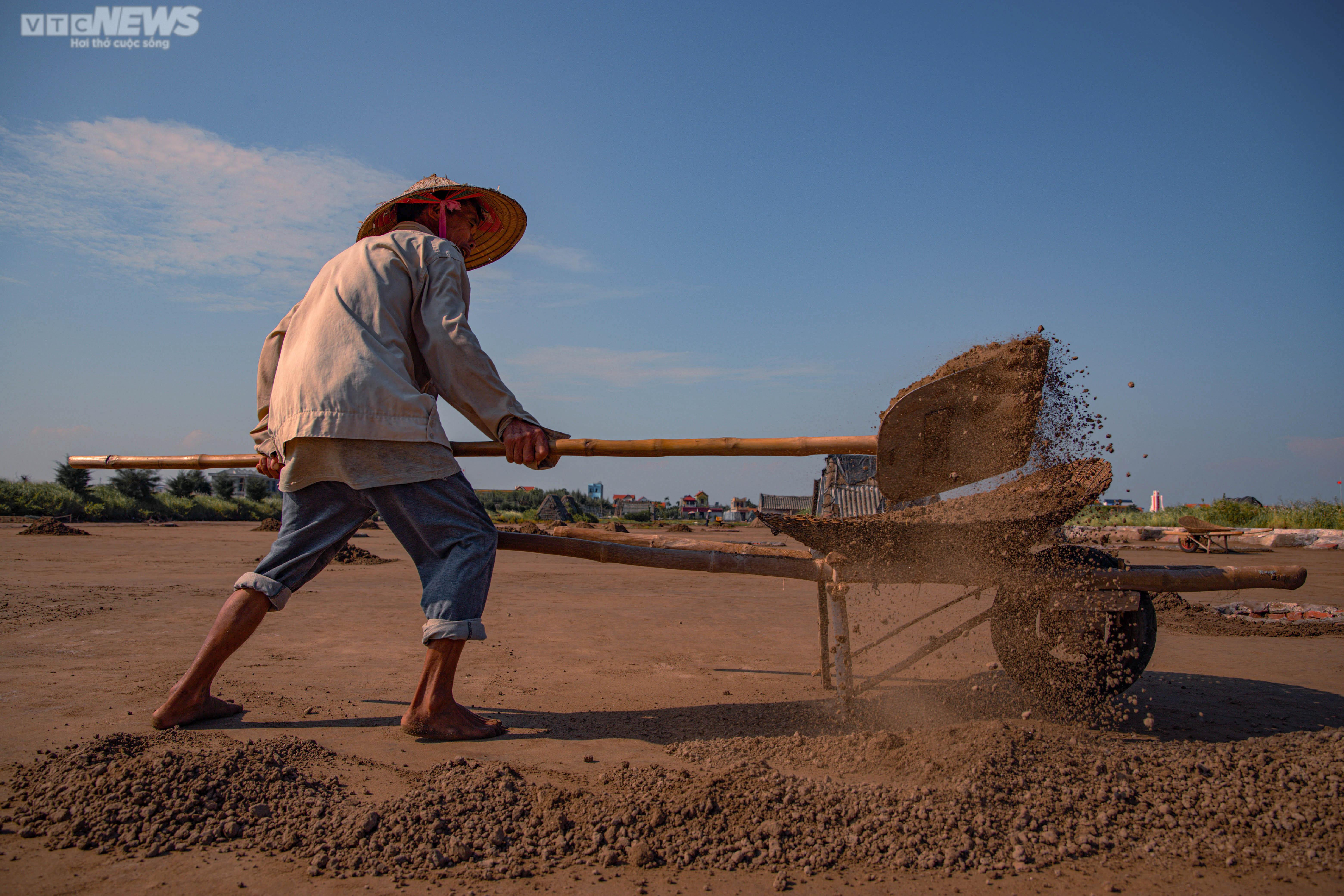 Ảnh: Nhọc nhằn trên cánh đồng muối lớn nhất miền Bắc - 5
