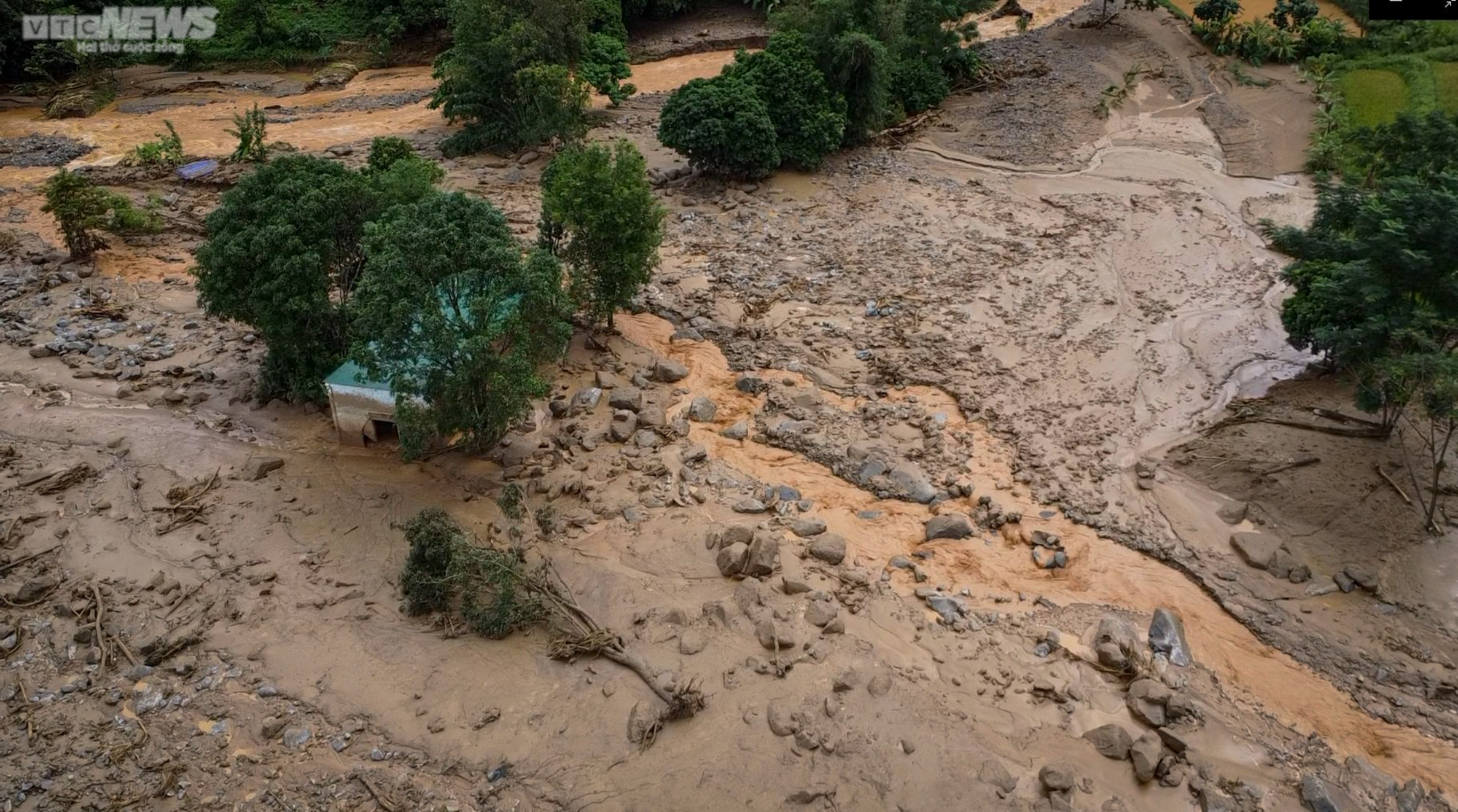 Ảnh: Người dân vùng rốn lũ Nghệ An lội bùn, xới đất tìm tài sản bị chôn vùi - 2