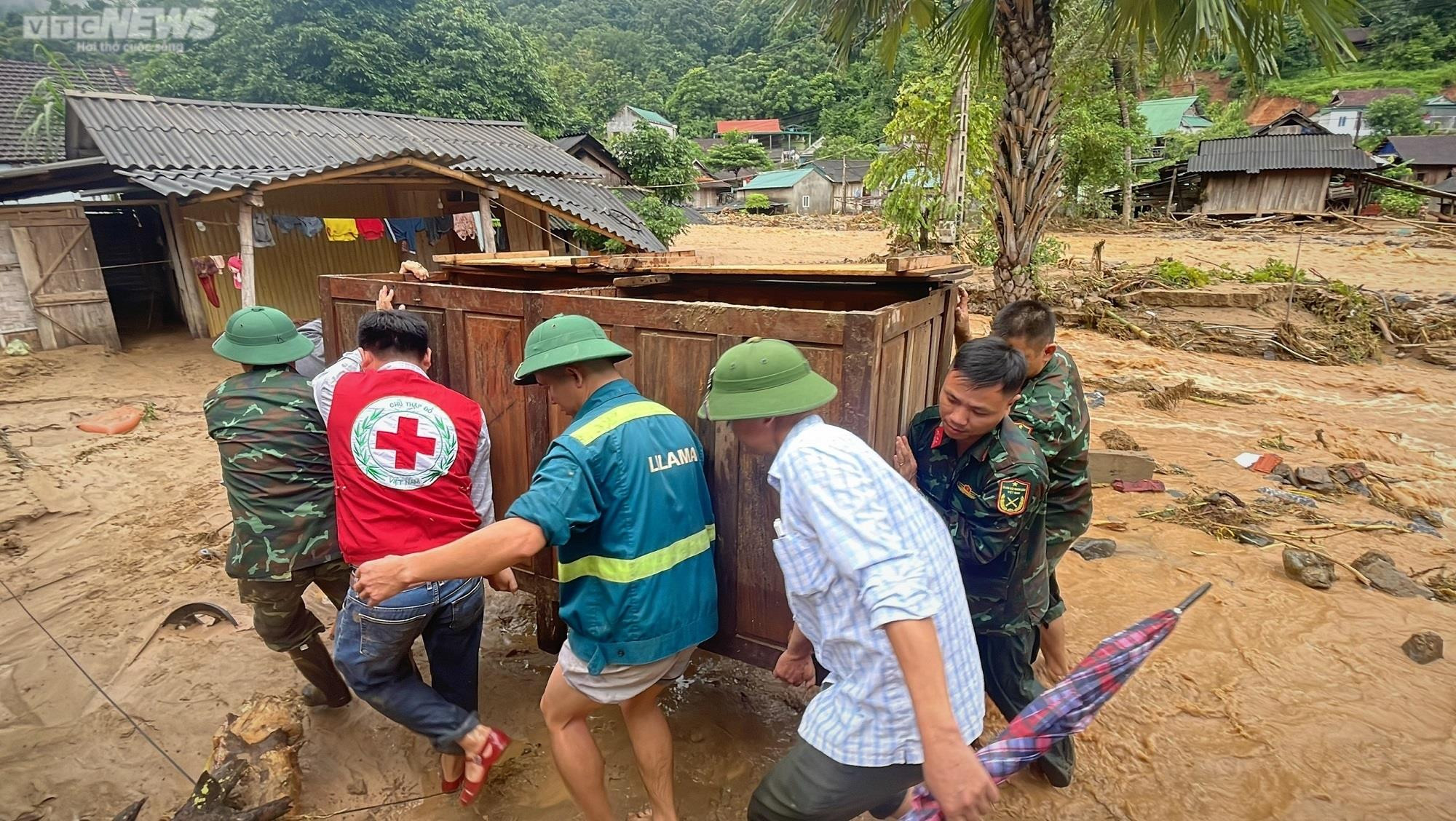 Ảnh: Người dân vùng rốn lũ Nghệ An lội bùn, xới đất tìm tài sản bị chôn vùi - 3