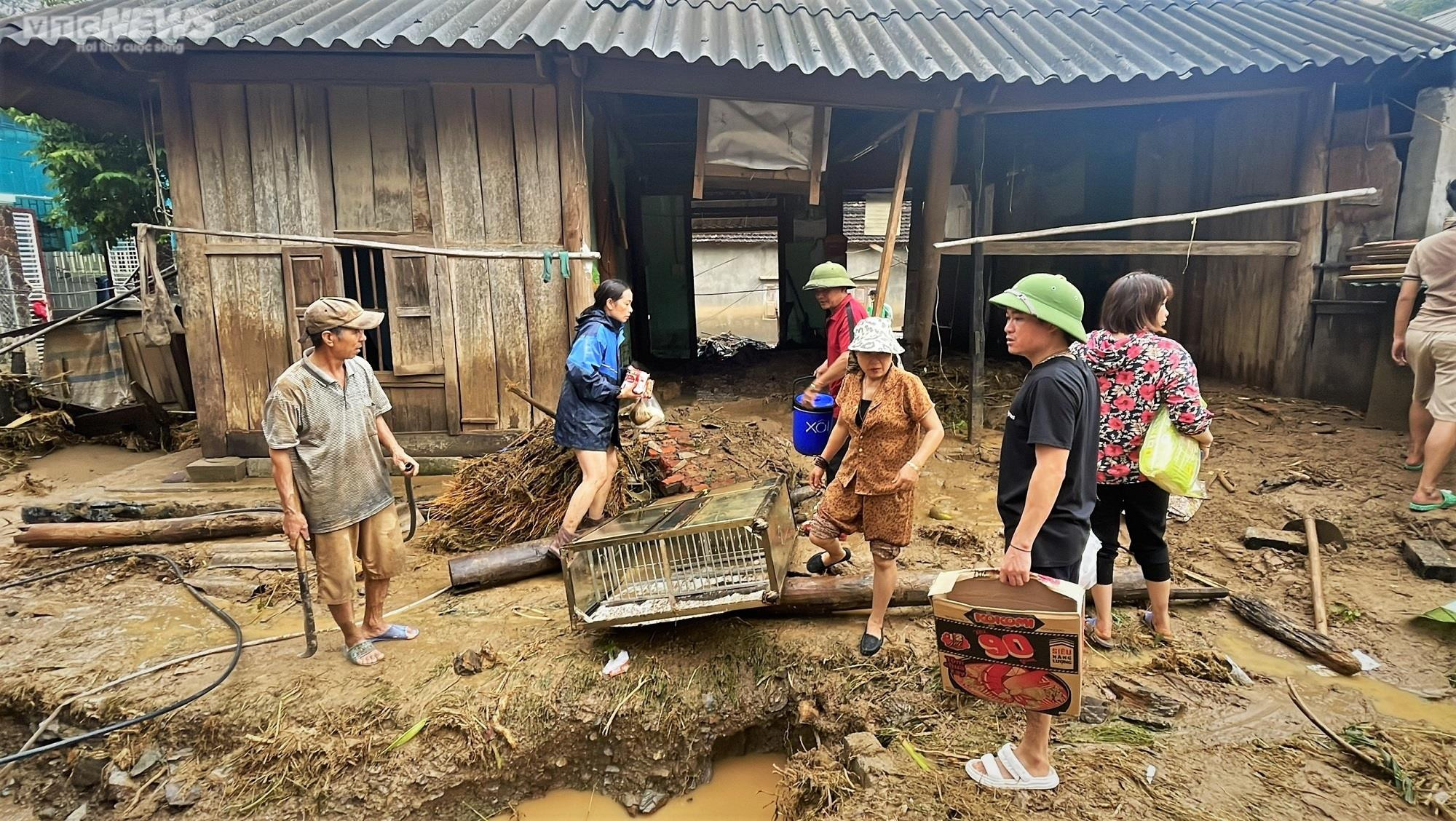 Ảnh: Người dân vùng rốn lũ Nghệ An lội bùn, xới đất tìm tài sản bị chôn vùi - 9
