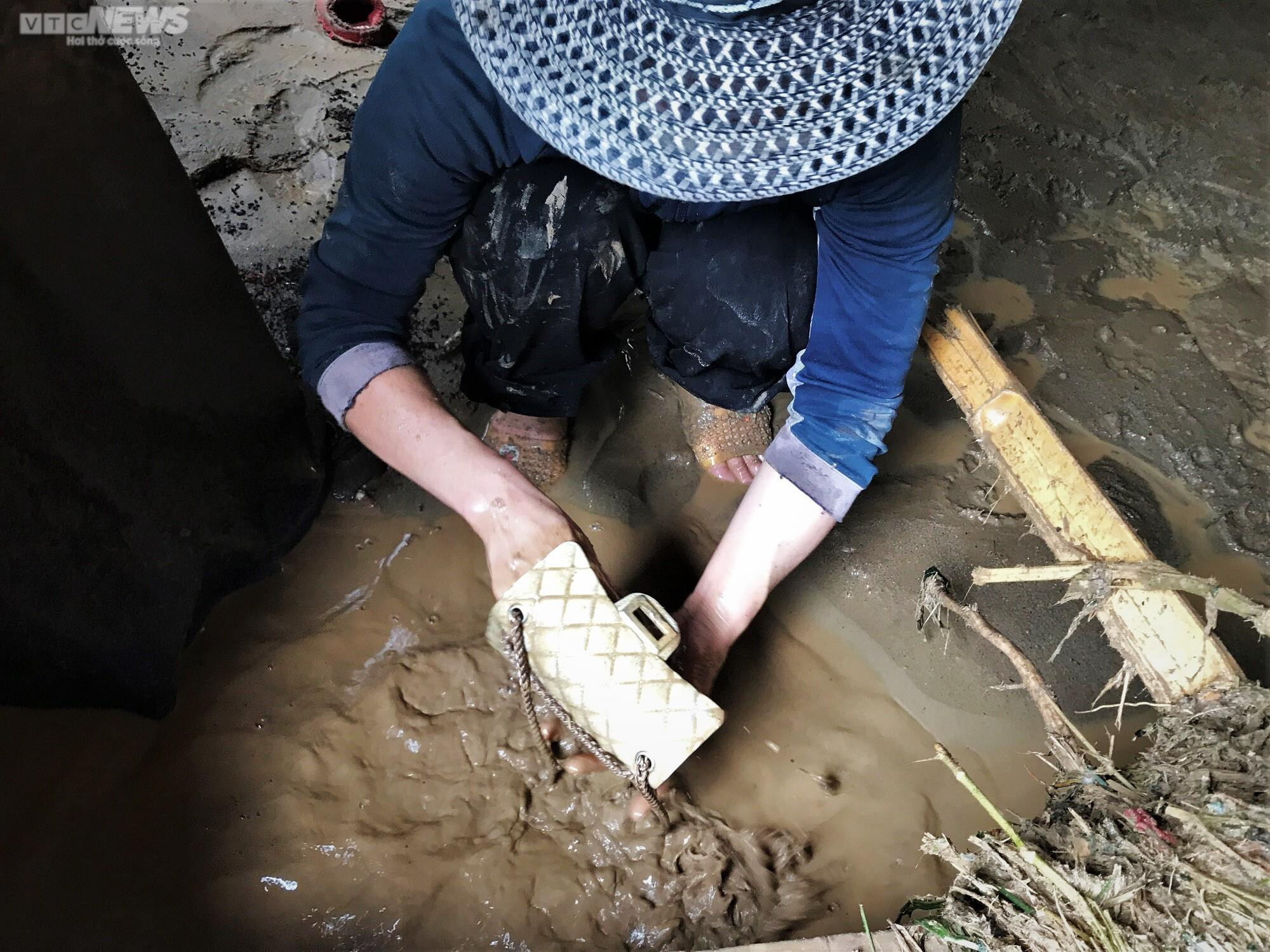 Ảnh: Người dân vùng rốn lũ Nghệ An lội bùn, xới đất tìm tài sản bị chôn vùi - 5