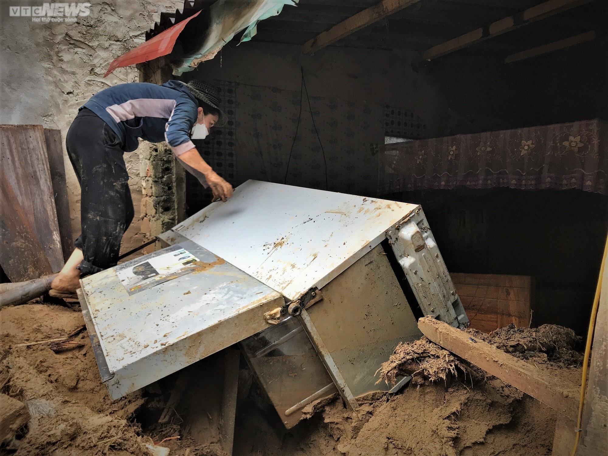 Ảnh: Người dân vùng rốn lũ Nghệ An lội bùn, xới đất tìm tài sản bị chôn vùi - 6