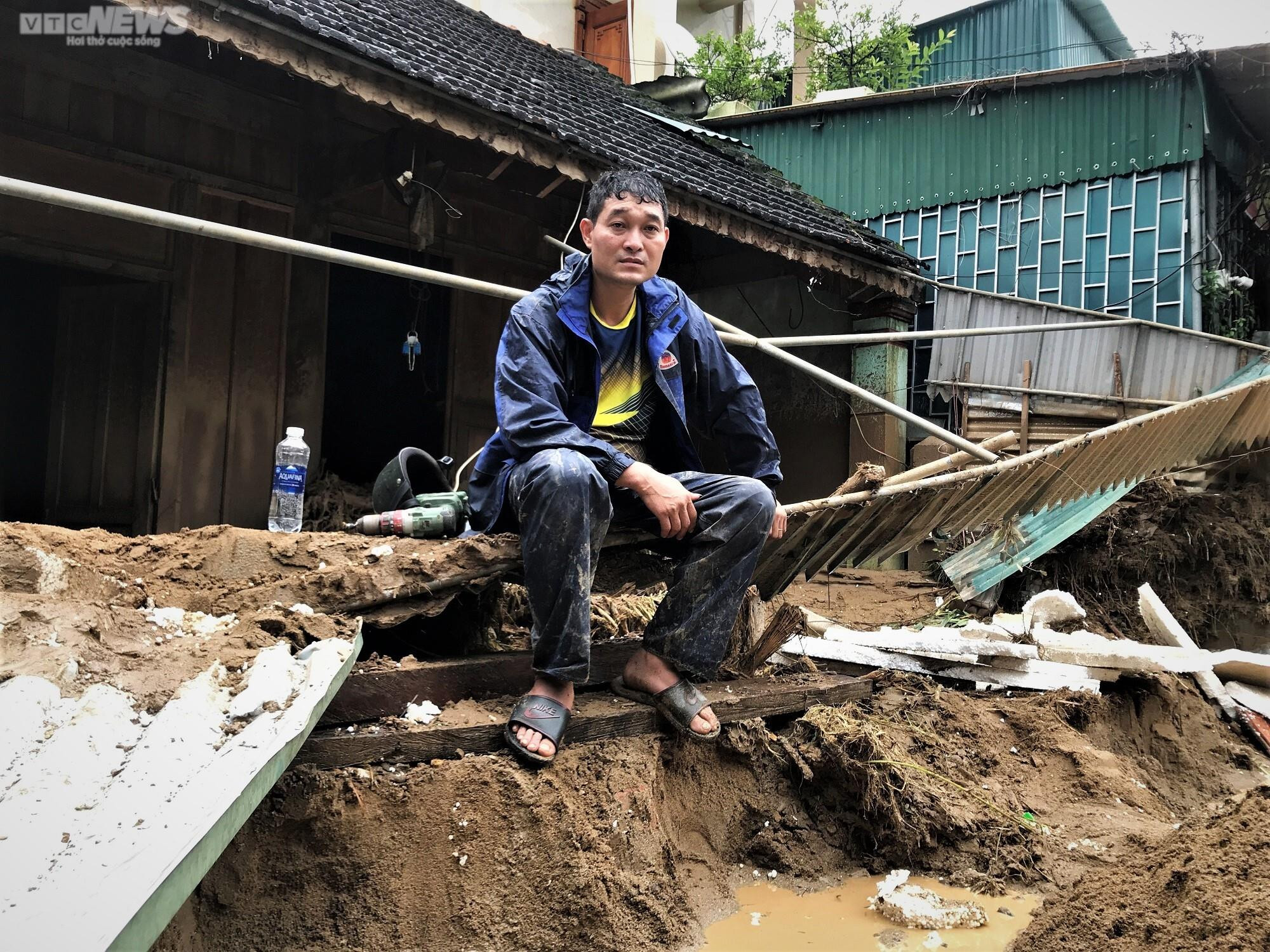 Ảnh: Người dân vùng rốn lũ Nghệ An lội bùn, xới đất tìm tài sản bị chôn vùi - 4