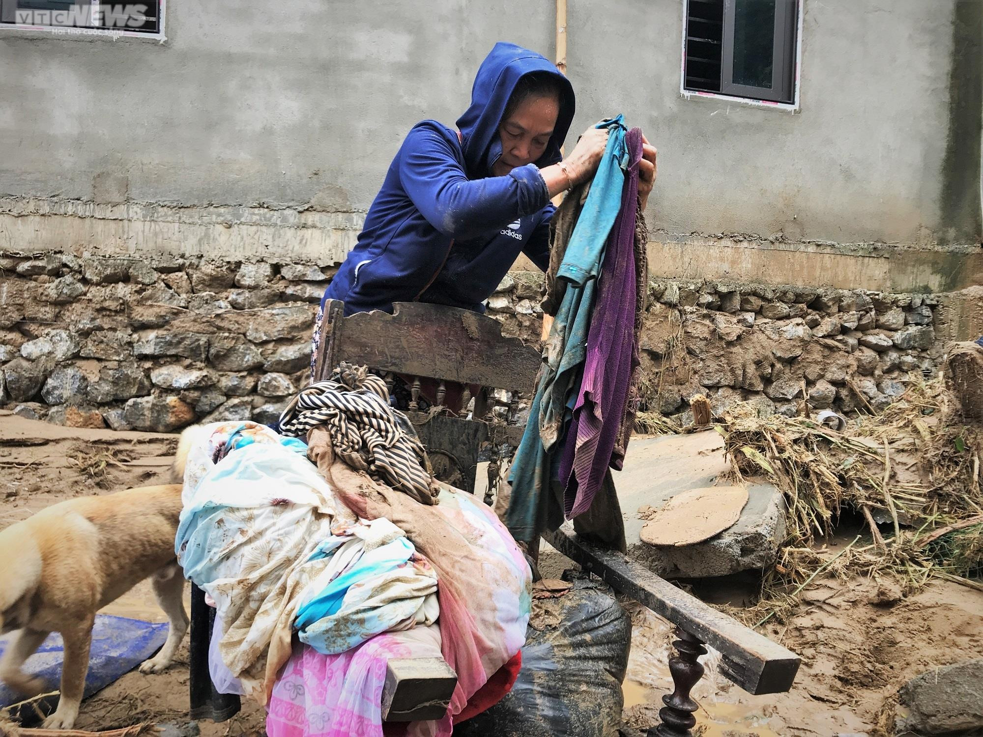 Ảnh: Người dân vùng rốn lũ Nghệ An lội bùn, xới đất tìm tài sản bị chôn vùi - 7