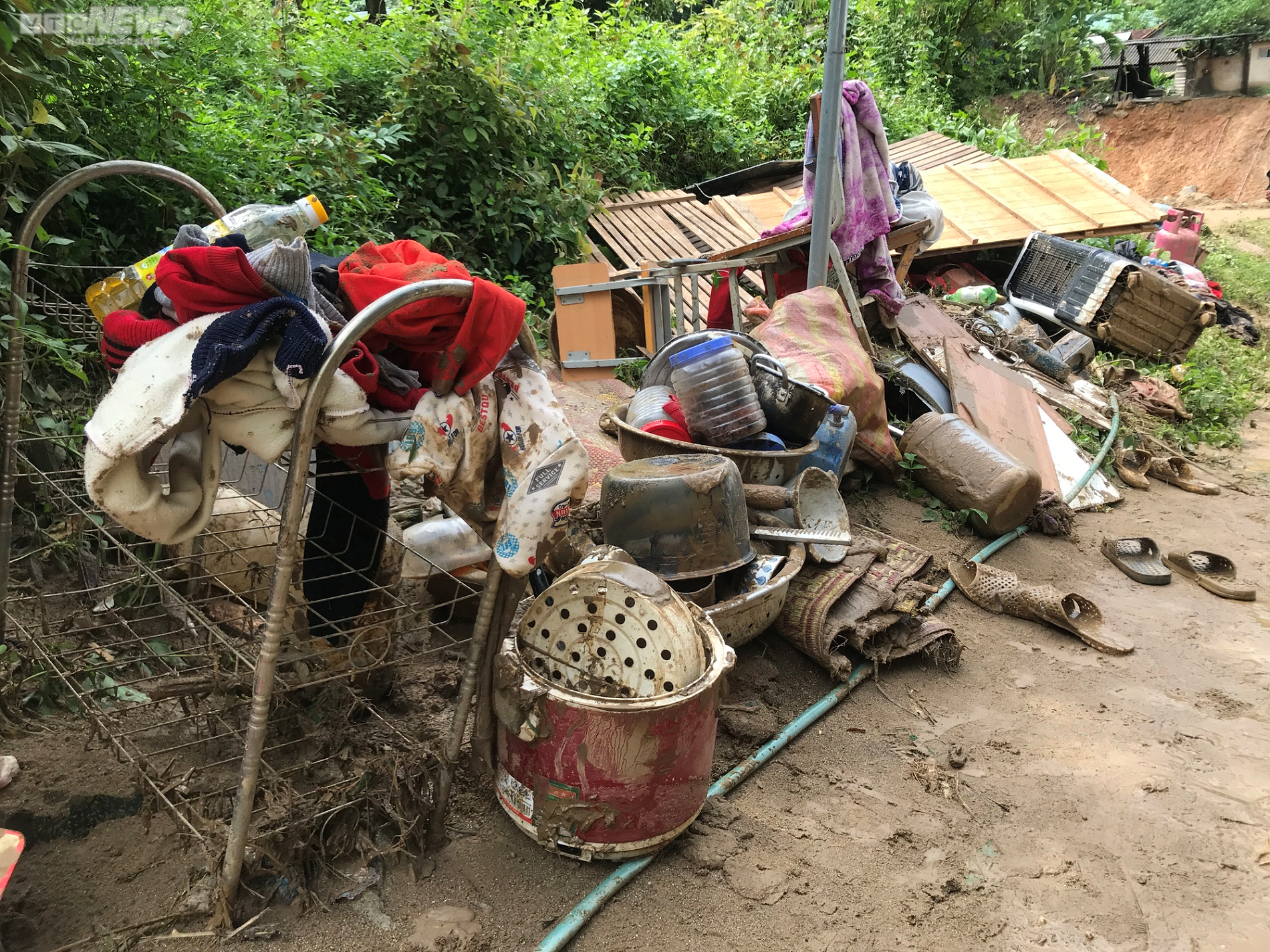 Ảnh: Người dân vùng rốn lũ Nghệ An lội bùn, xới đất tìm tài sản bị chôn vùi - 8