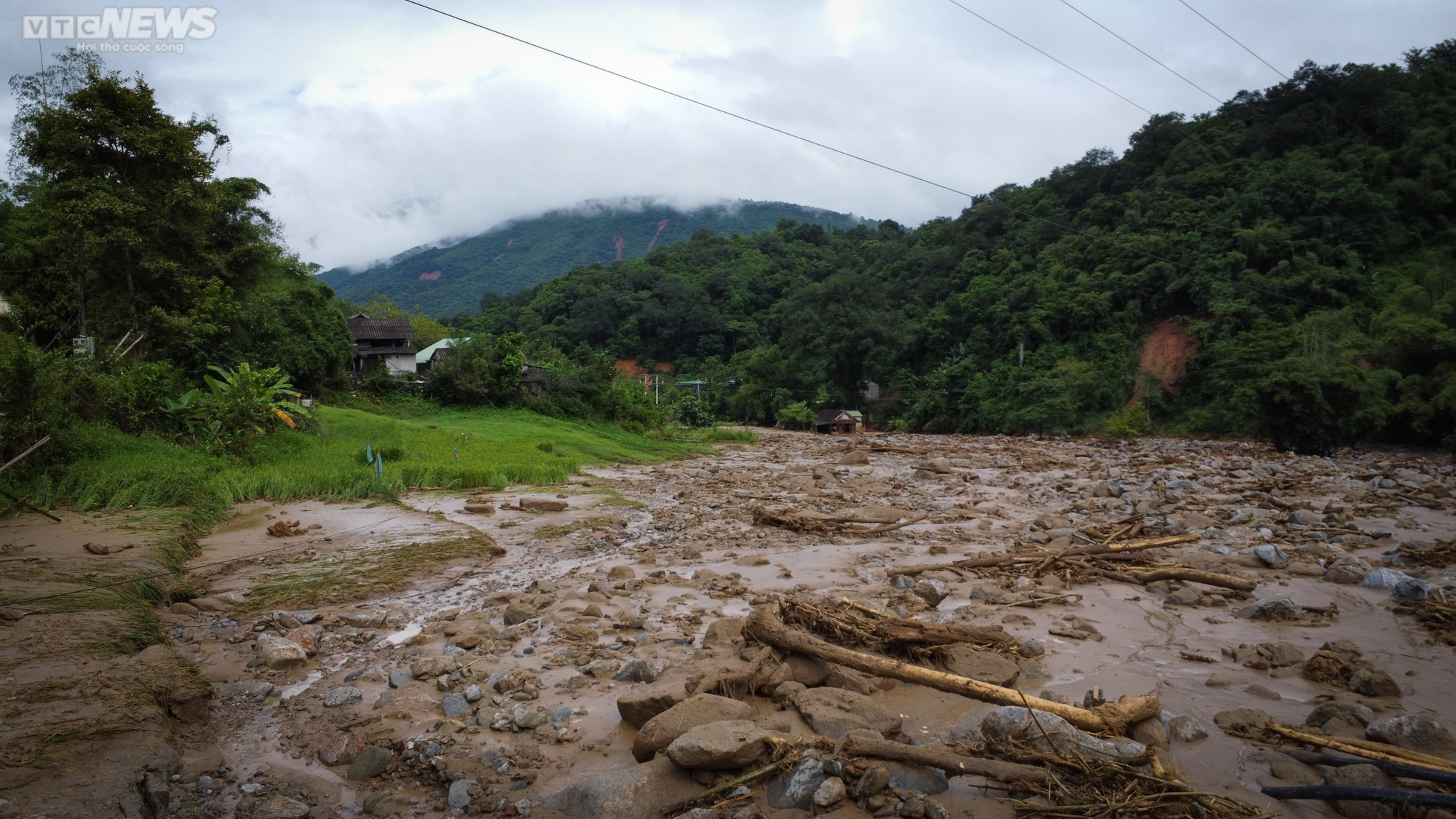 Ảnh: Người dân vùng rốn lũ Nghệ An lội bùn, xới đất tìm tài sản bị chôn vùi - 11