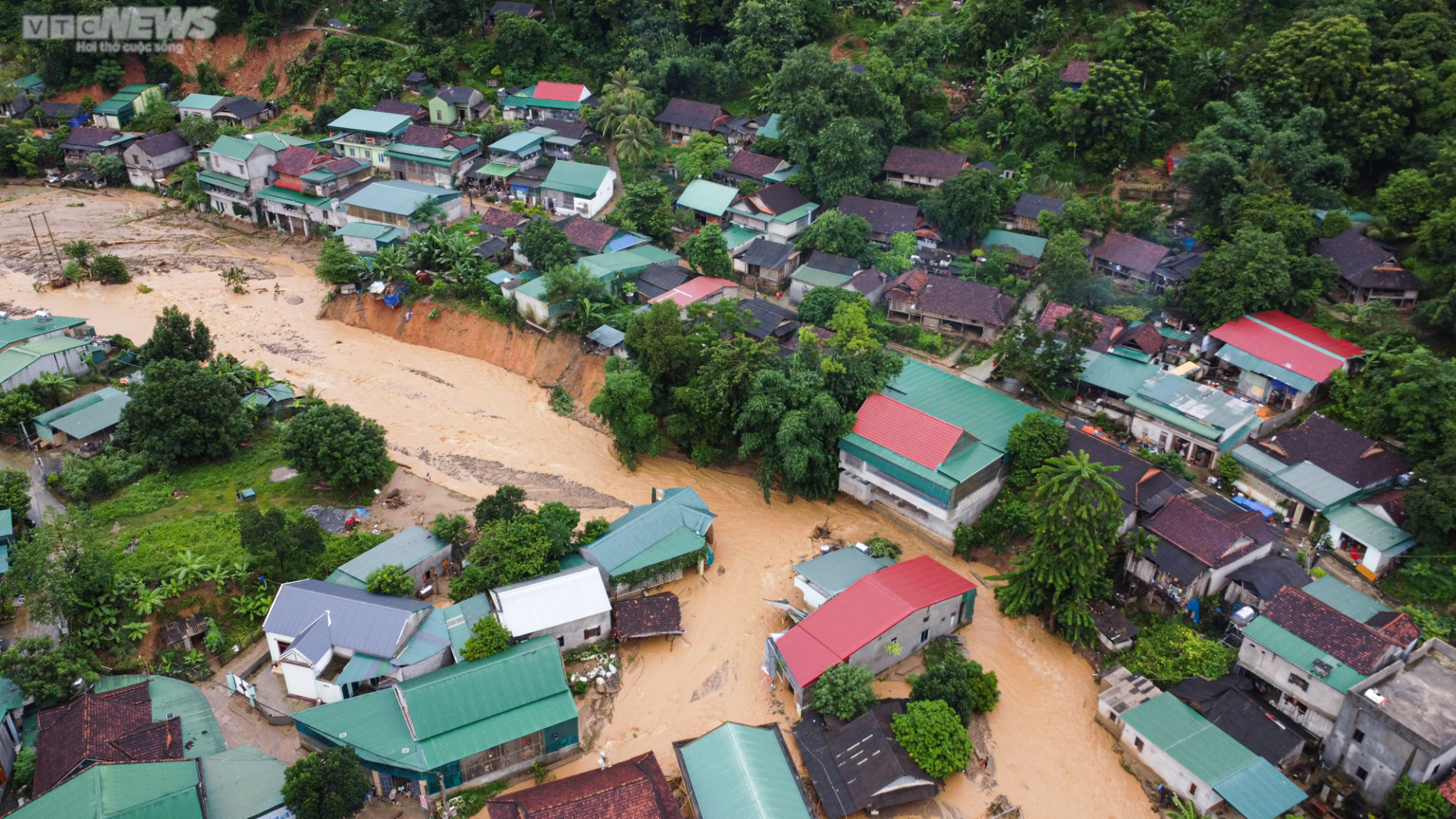 Ảnh: Người dân vùng rốn lũ Nghệ An lội bùn, xới đất tìm tài sản bị chôn vùi - 1