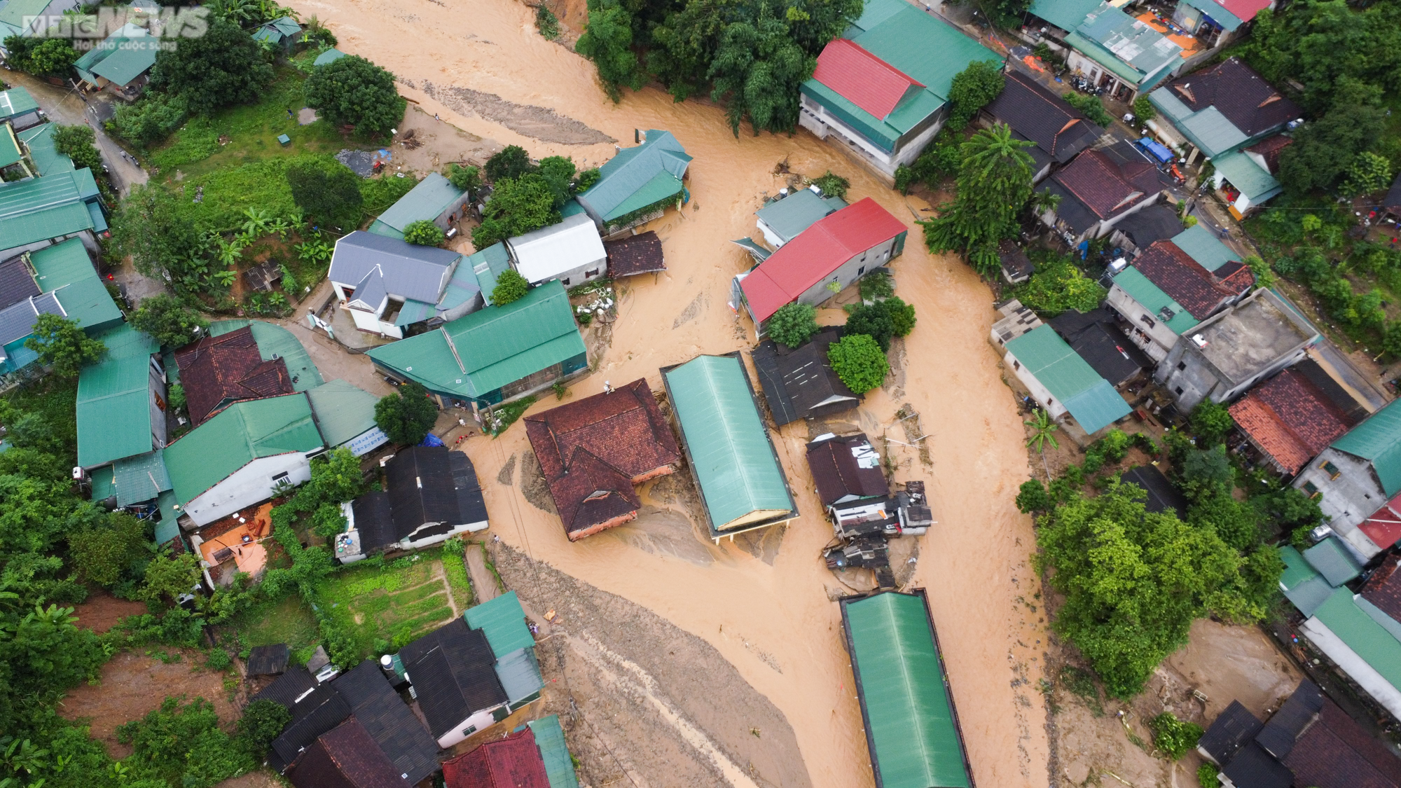 Ảnh: Người dân vùng rốn lũ Nghệ An lội bùn, xới đất tìm tài sản bị chôn vùi - 10