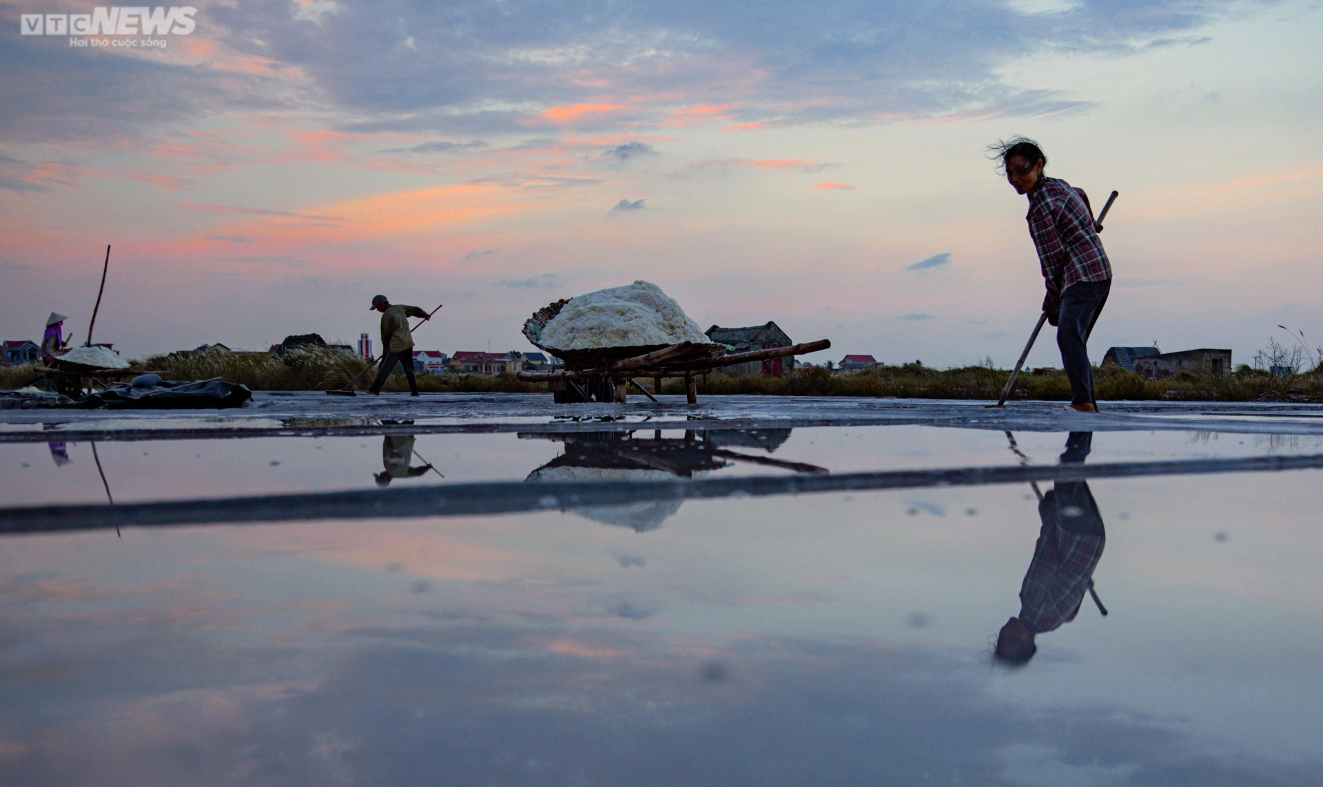 Ảnh: Nhọc nhằn trên cánh đồng muối lớn nhất miền Bắc - 12