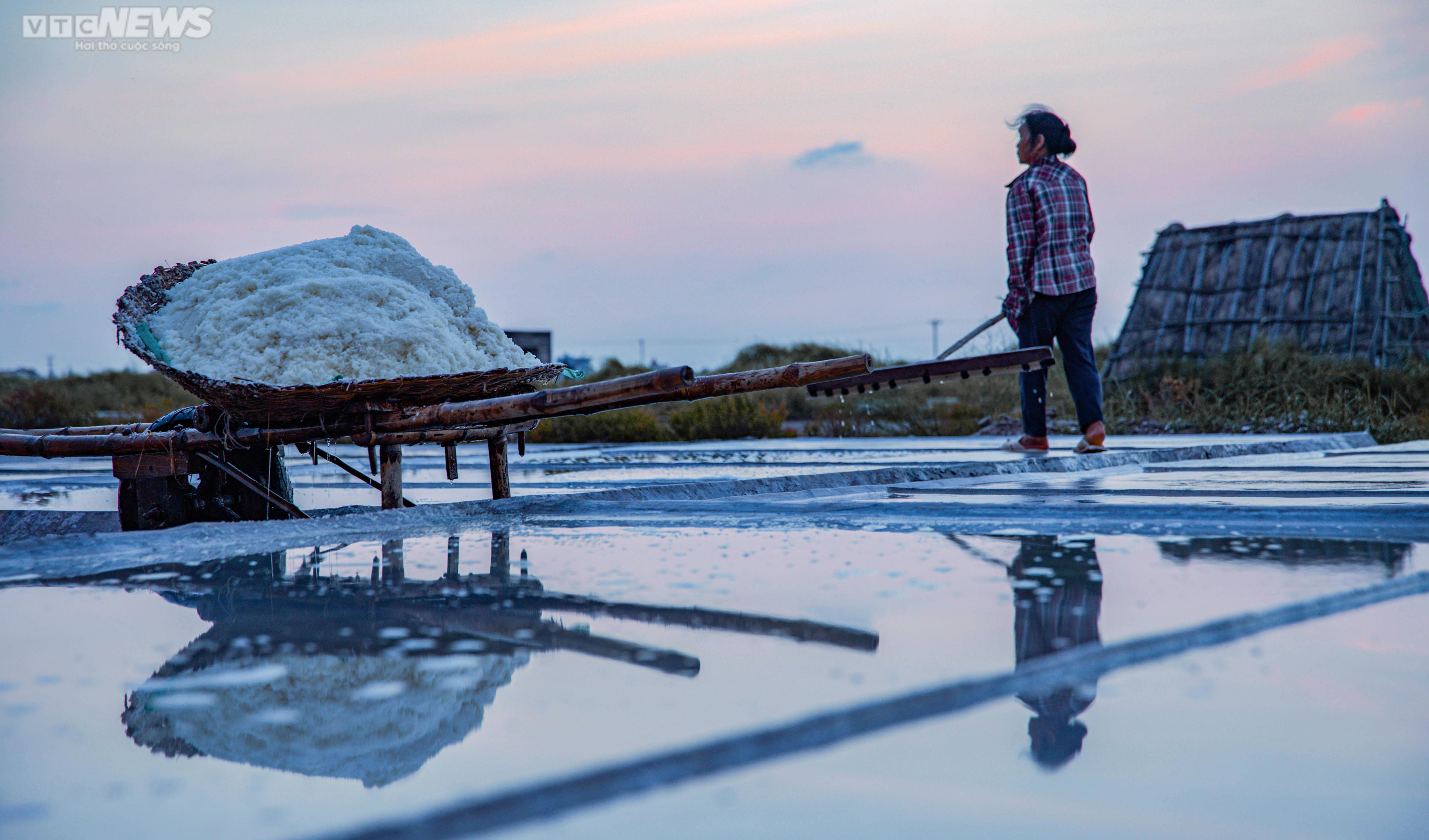 Ảnh: Nhọc nhằn trên cánh đồng muối lớn nhất miền Bắc - 13