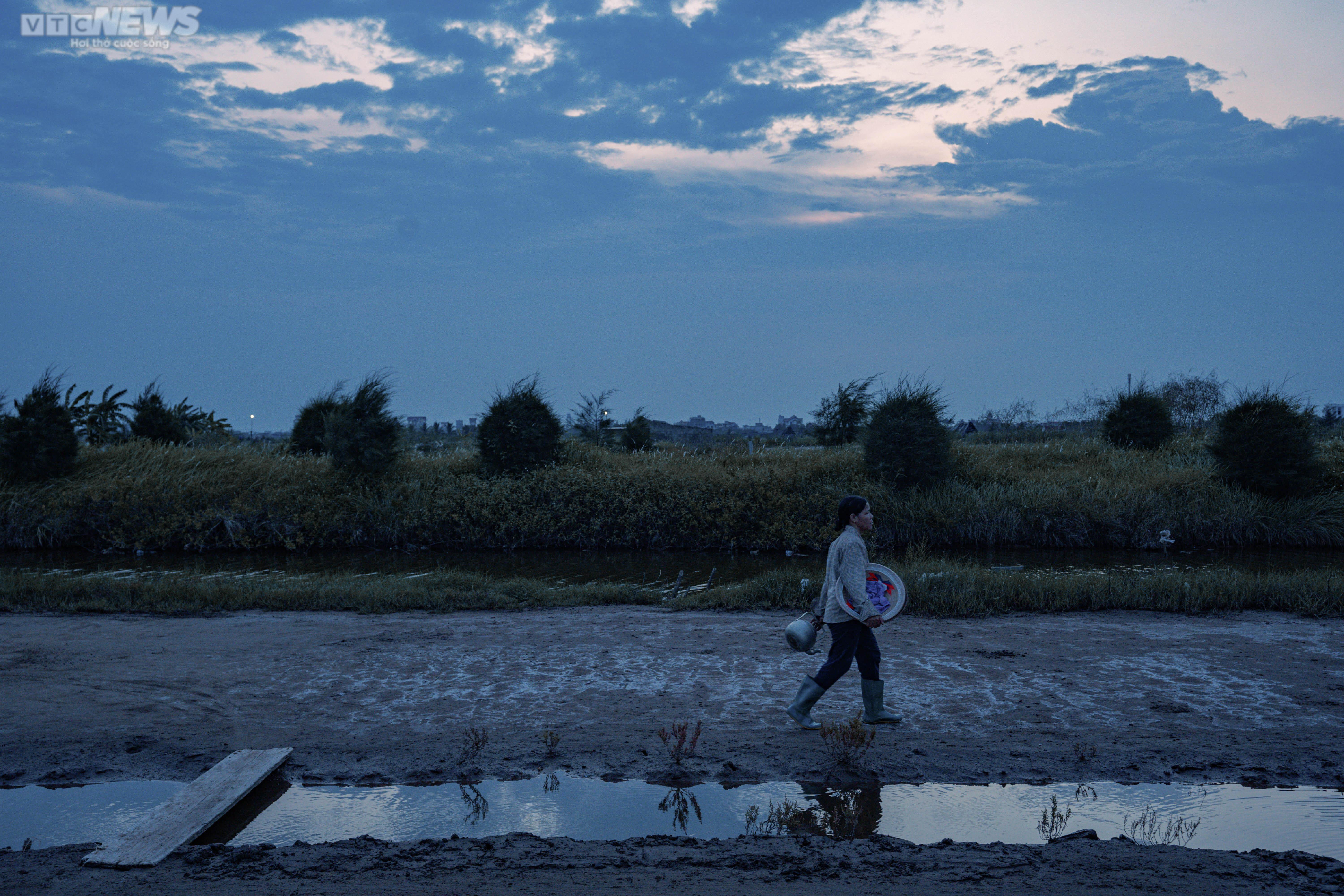 Ảnh: Nhọc nhằn trên cánh đồng muối lớn nhất miền Bắc - 15