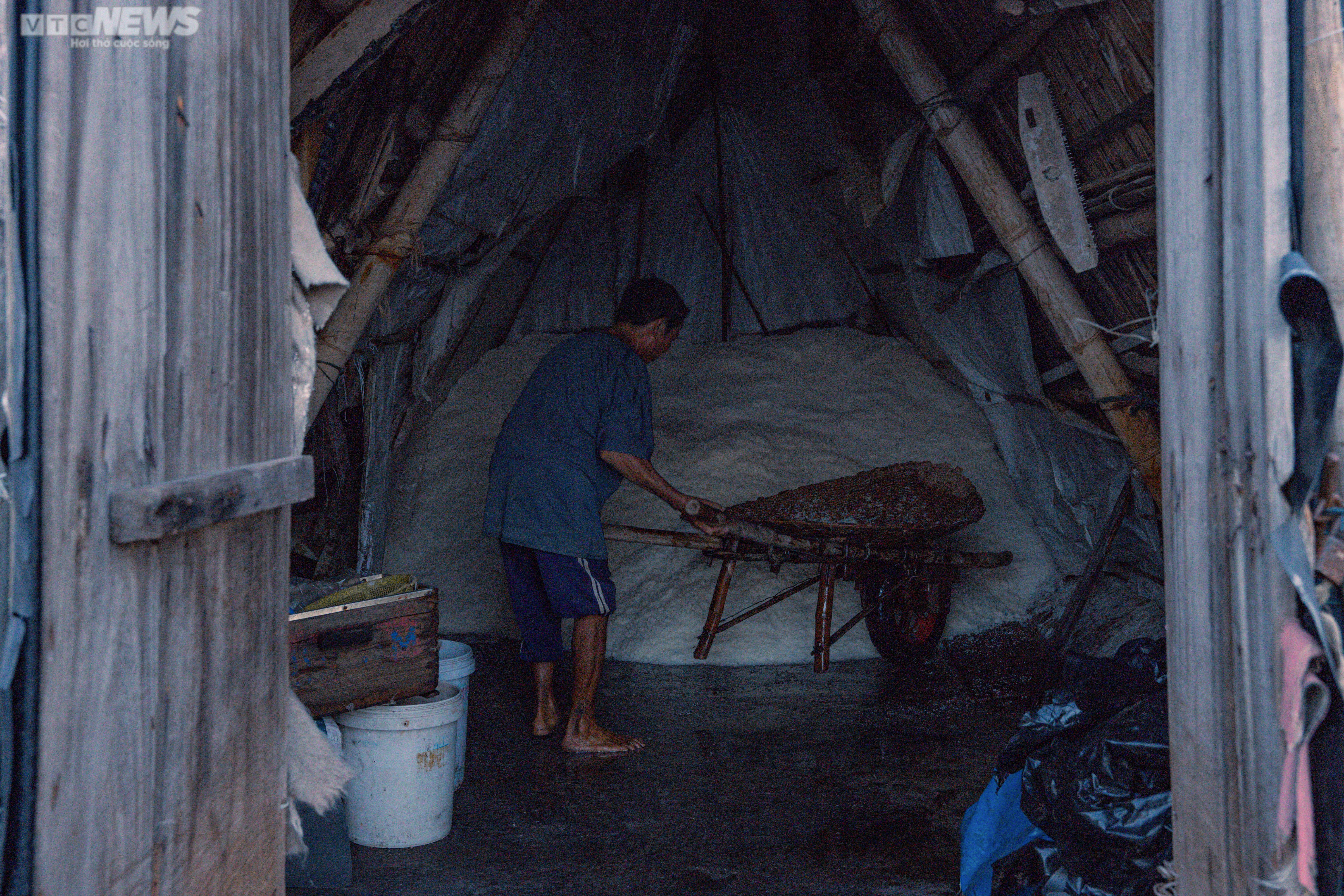 Ảnh: Nhọc nhằn trên cánh đồng muối lớn nhất miền Bắc - 14