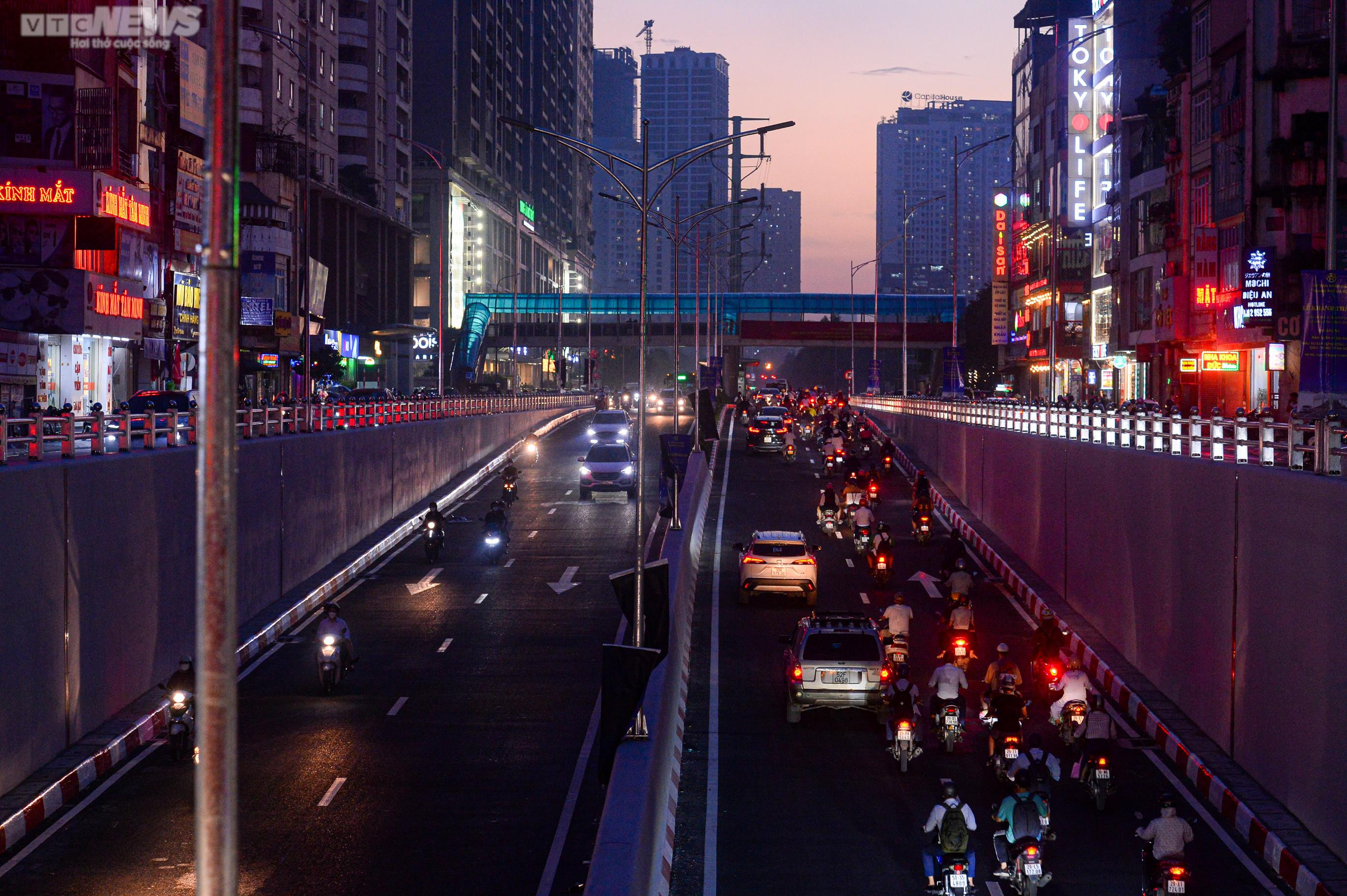 CSGT điều chỉnh đèn tín hiệu, hầm chui 700 tỷ ở Hà Nội hết cảnh ùn tắc - 10