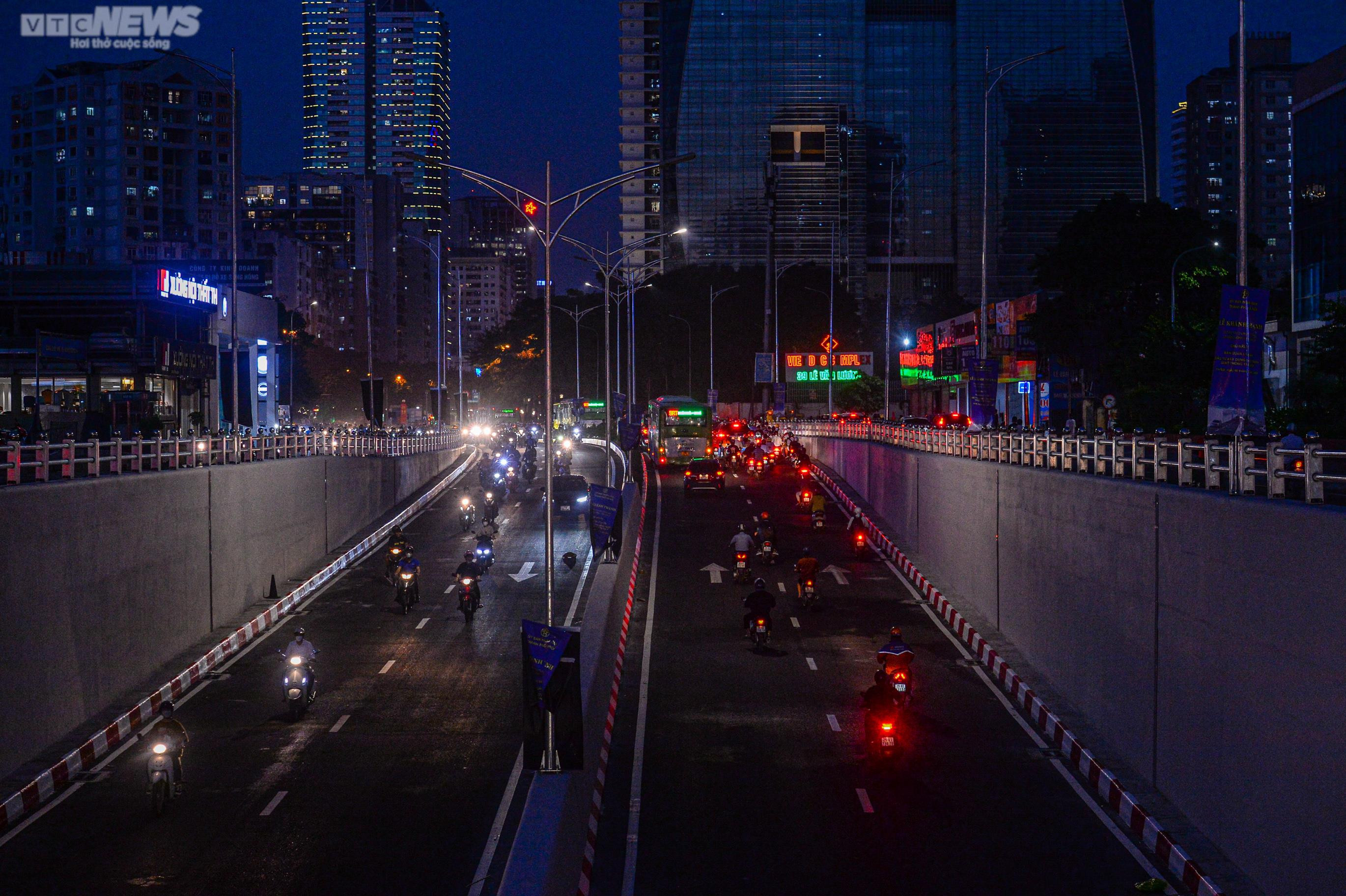 CSGT điều chỉnh đèn tín hiệu, hầm chui 700 tỷ ở Hà Nội hết cảnh ùn tắc - 7