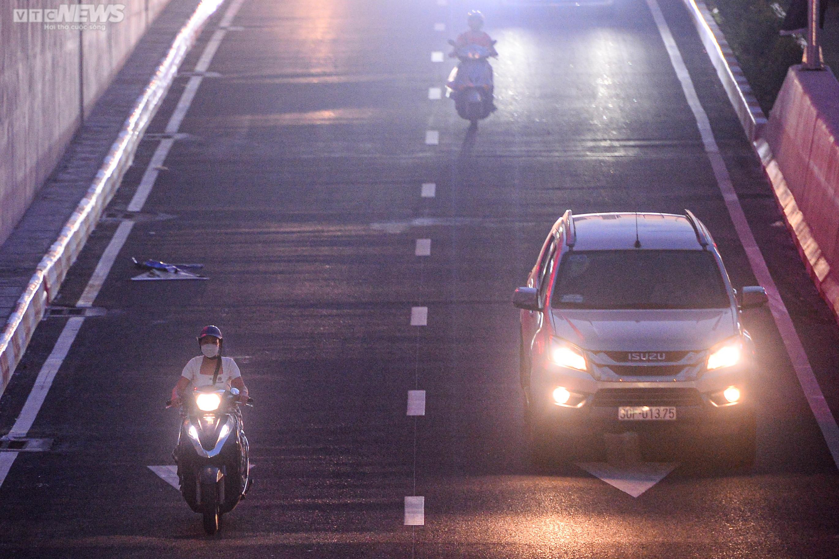 CSGT điều chỉnh đèn tín hiệu, hầm chui 700 tỷ ở Hà Nội hết cảnh ùn tắc - 8