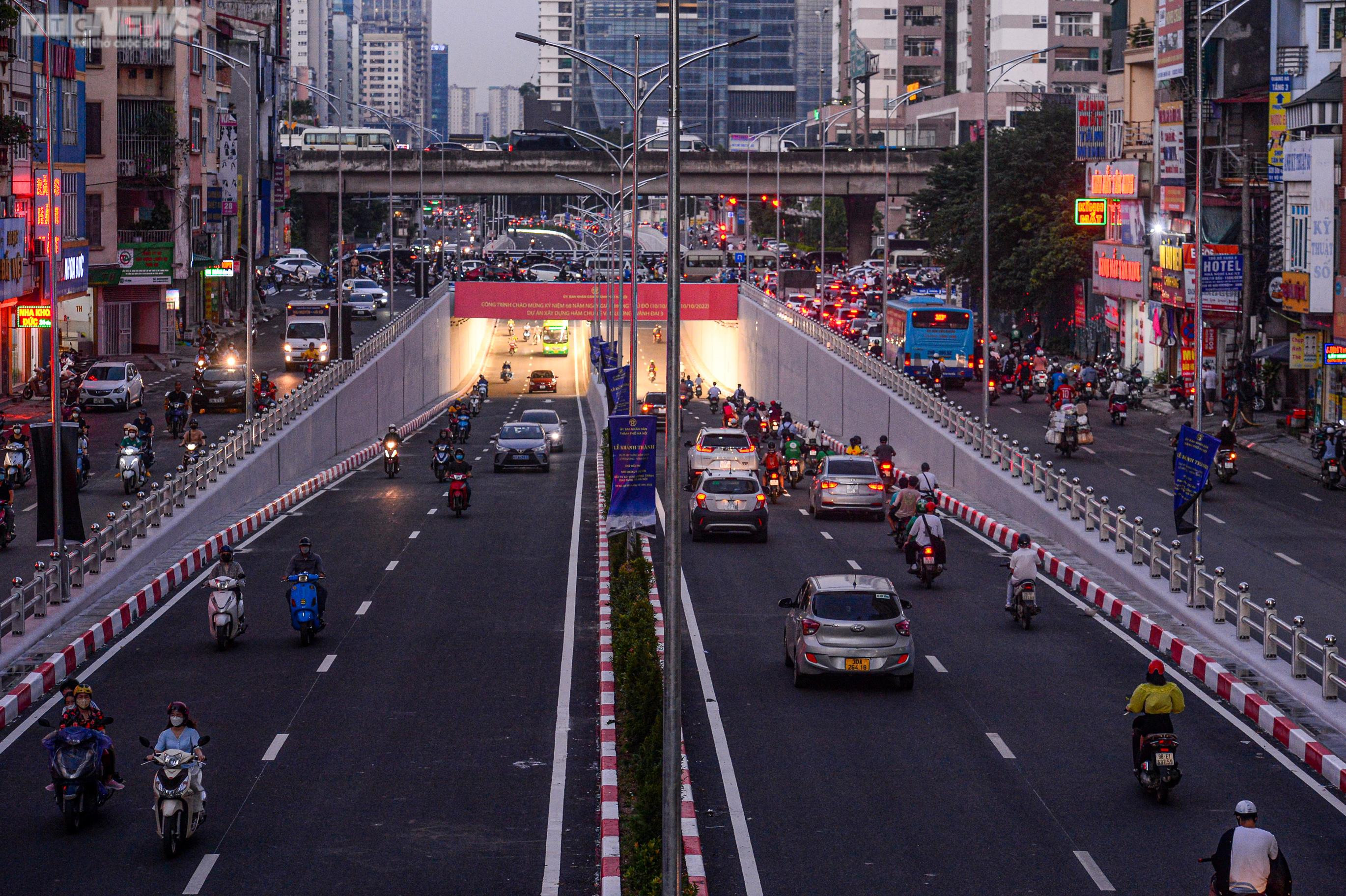 CSGT điều chỉnh đèn tín hiệu, hầm chui 700 tỷ ở Hà Nội hết cảnh ùn tắc - 3