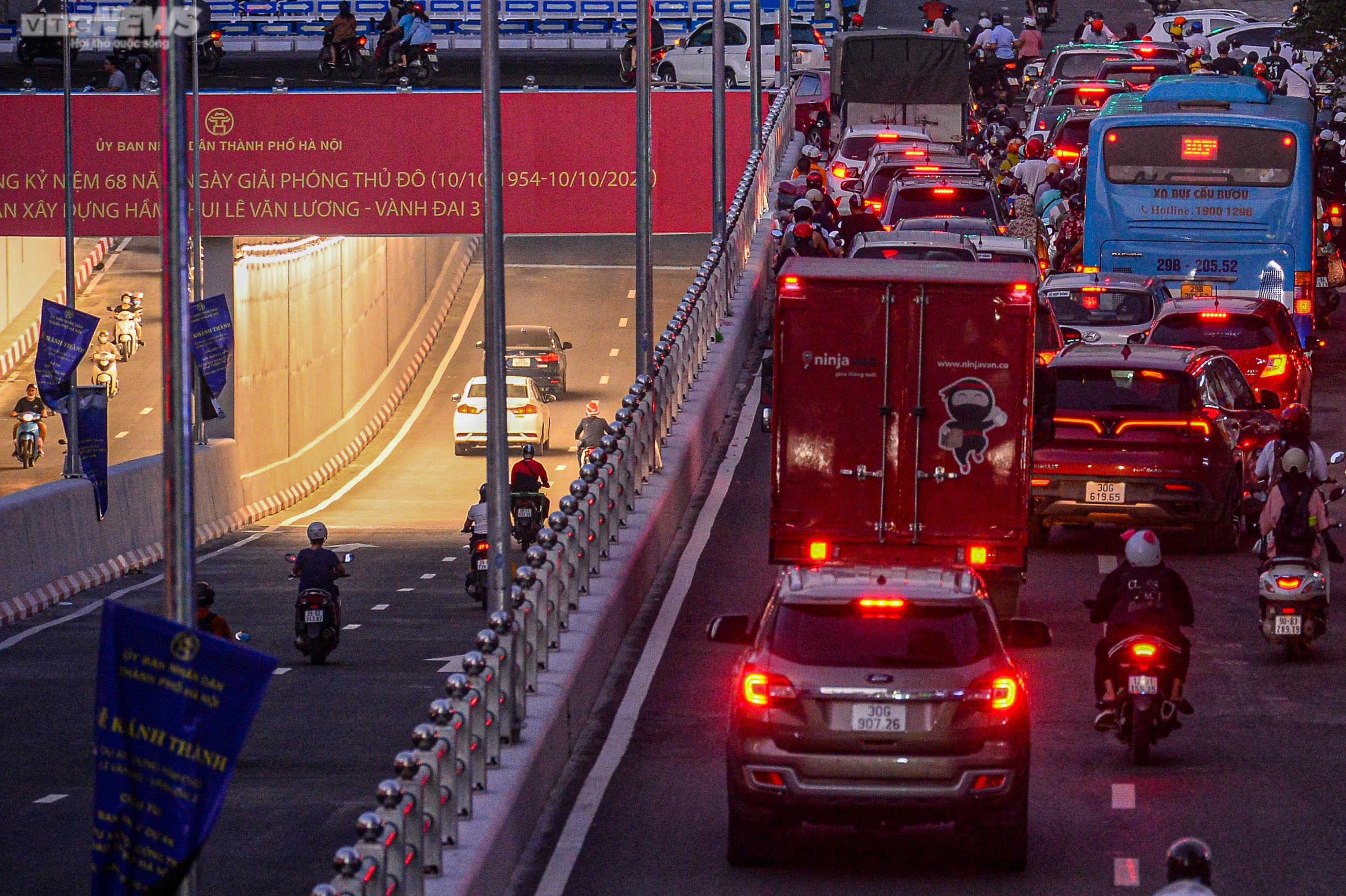 CSGT điều chỉnh đèn tín hiệu, hầm chui 700 tỷ ở Hà Nội hết cảnh ùn tắc - 6