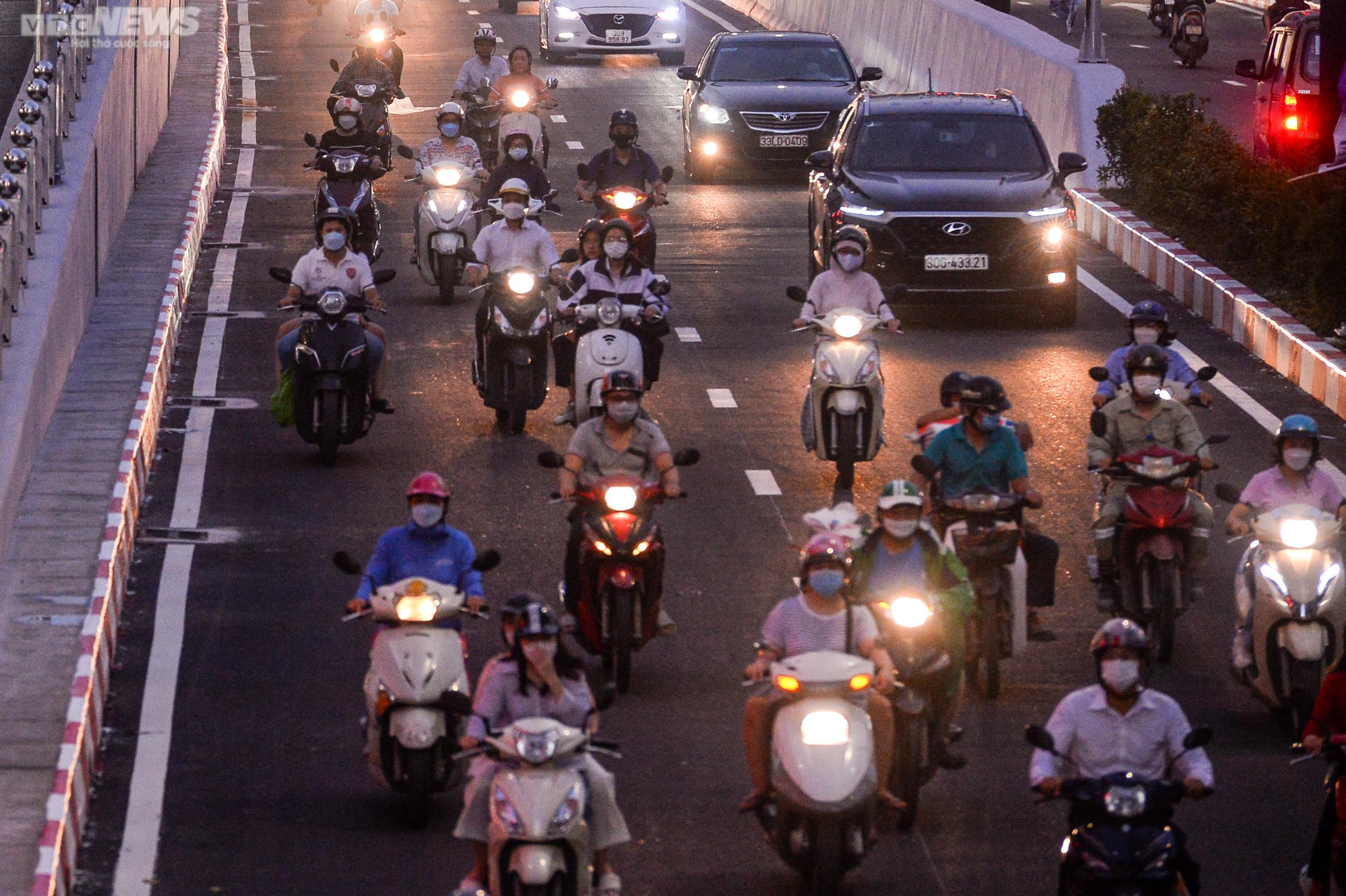 CSGT điều chỉnh đèn tín hiệu, hầm chui 700 tỷ ở Hà Nội hết cảnh ùn tắc - 9