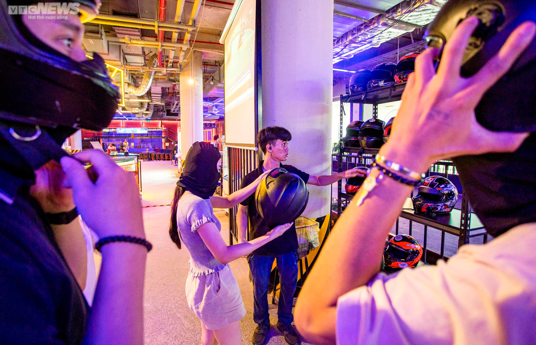 Ảnh: Giới trẻ Hà thành hào hứng đi xả stress tại trường đua F1 mini trong nhà - 5