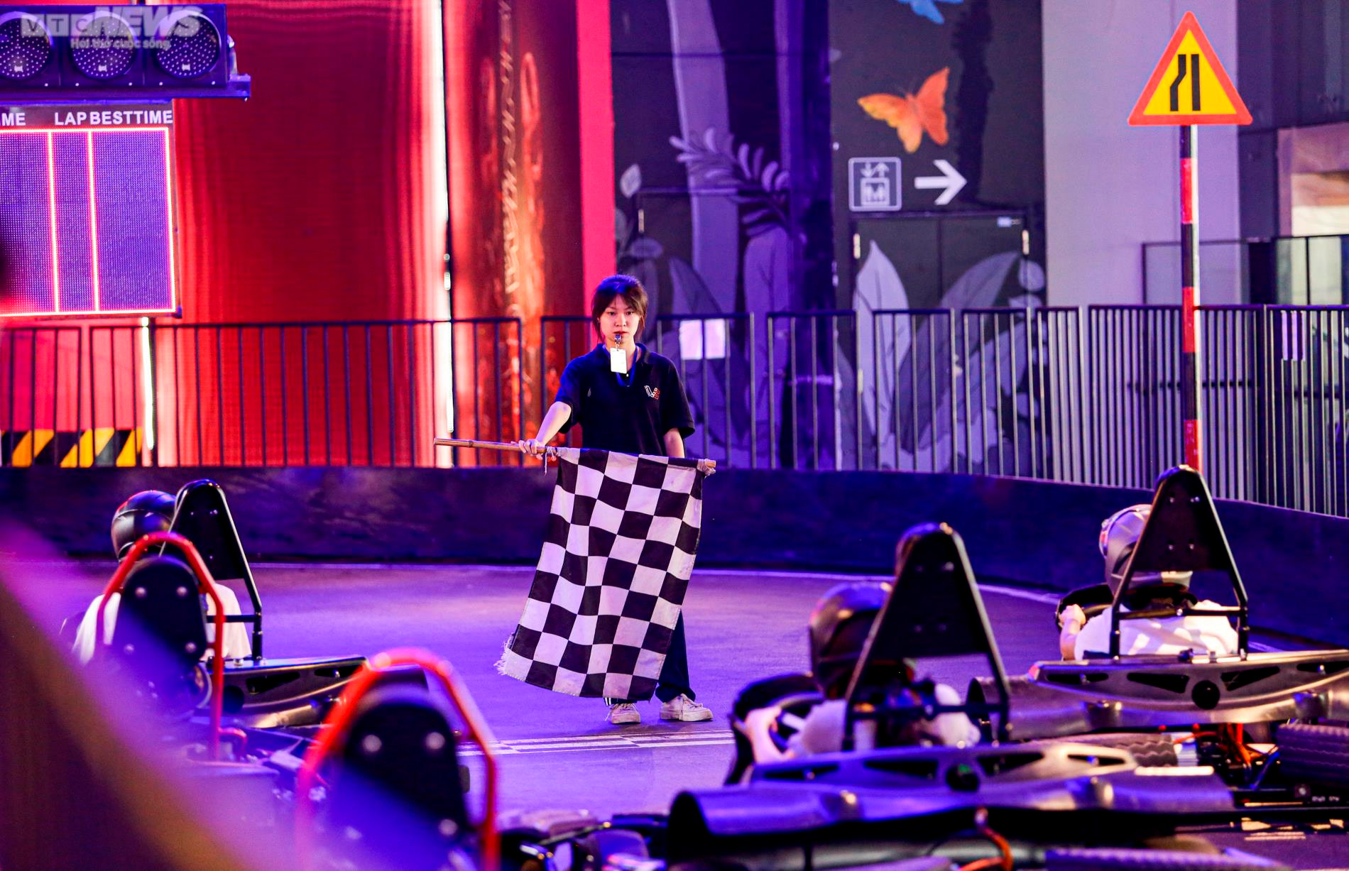 Ảnh: Giới trẻ Hà thành hào hứng đi xả stress tại trường đua F1 mini trong nhà - 8