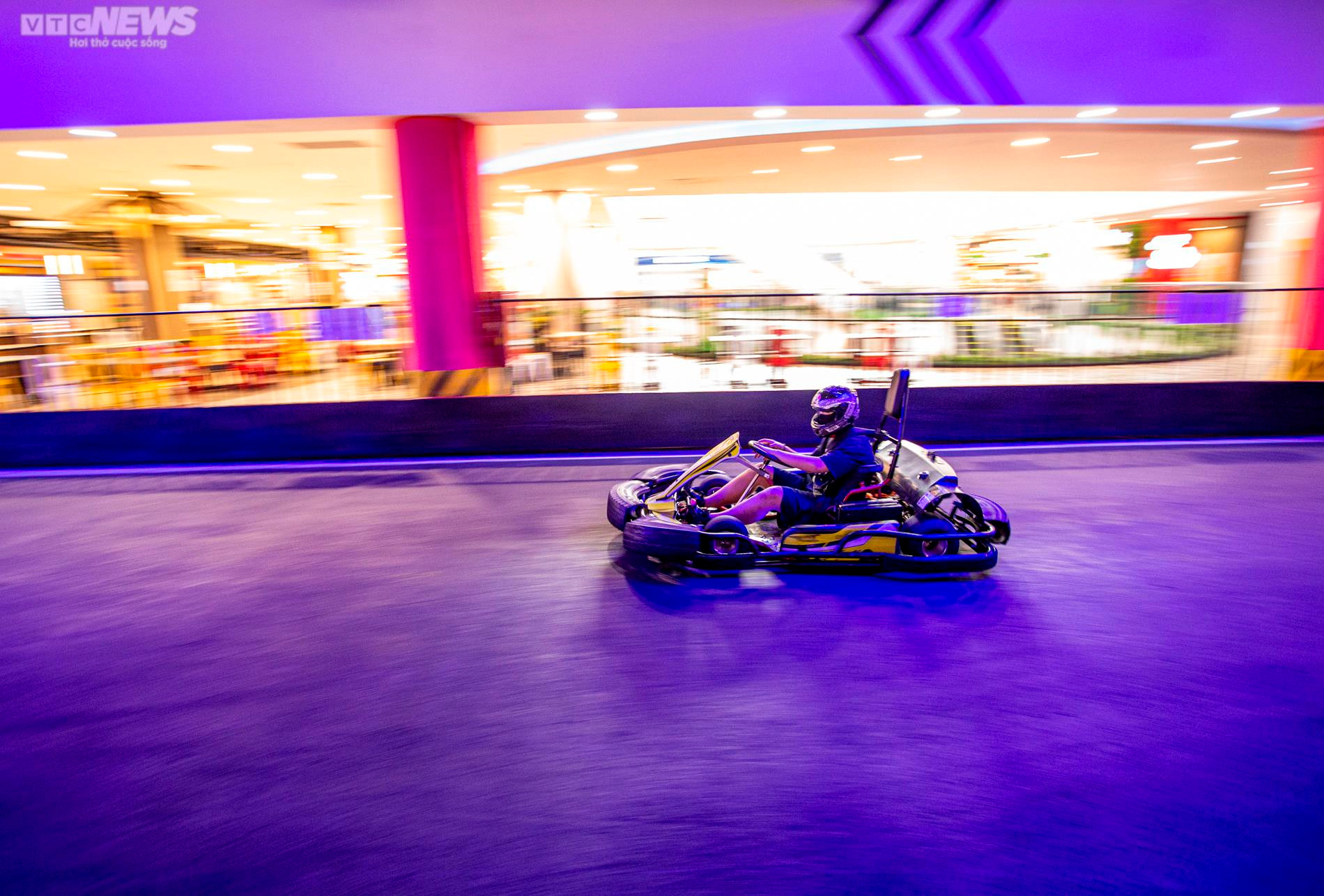 Ảnh: Giới trẻ Hà thành hào hứng đi xả stress tại trường đua F1 mini trong nhà - 12