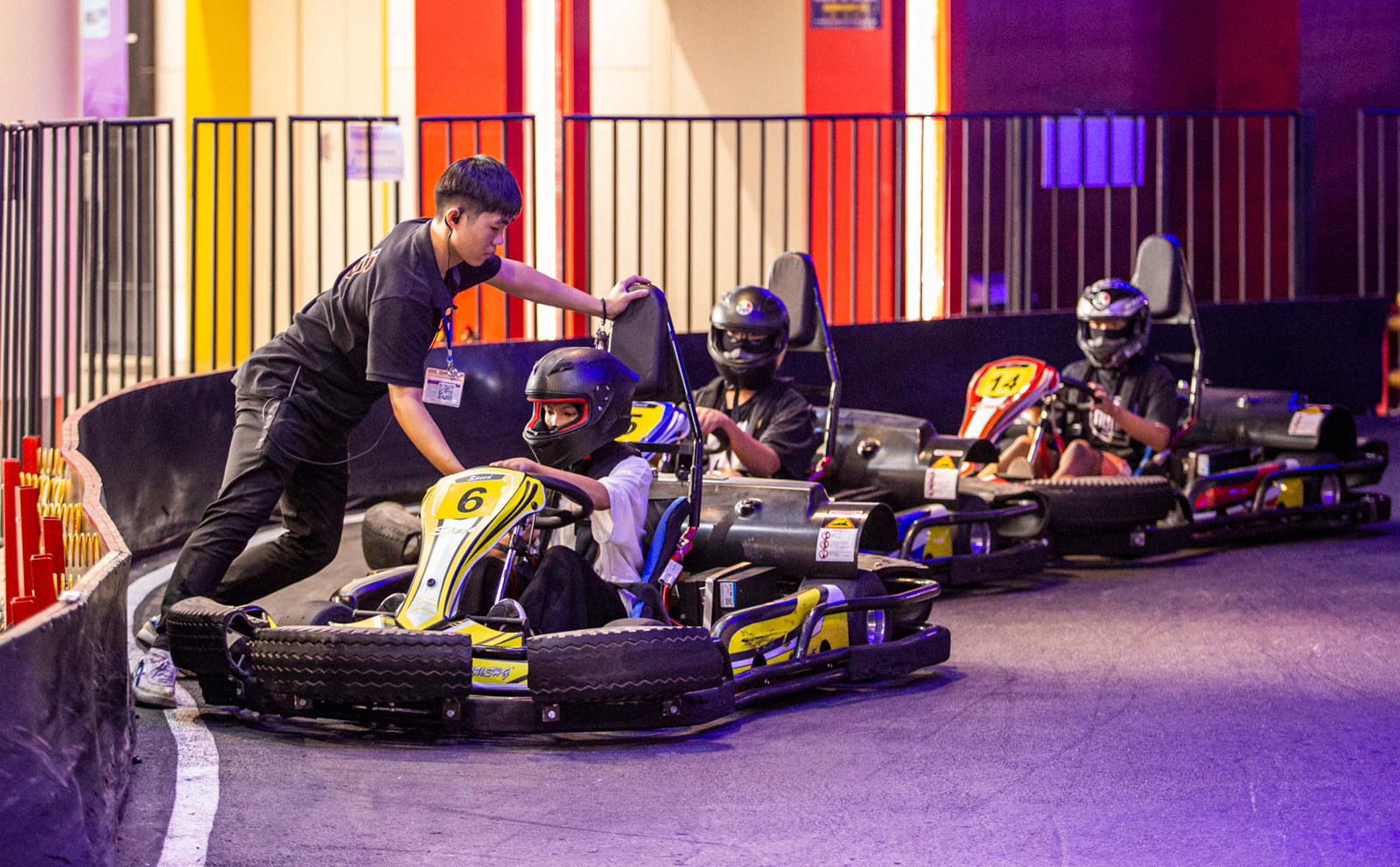 Ảnh: Giới trẻ Hà thành hào hứng đi xả stress tại trường đua F1 mini trong nhà - 7