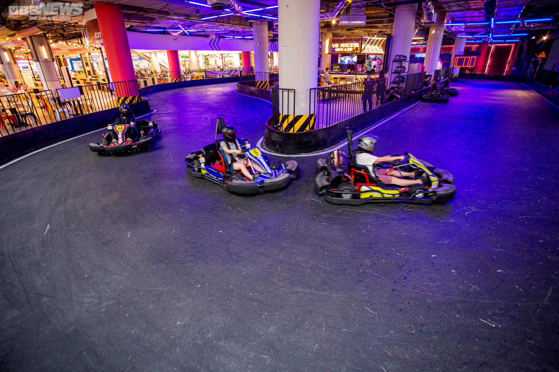 Ảnh: Giới trẻ Hà thành hào hứng đi xả stress tại trường đua F1 mini trong nhà - 10