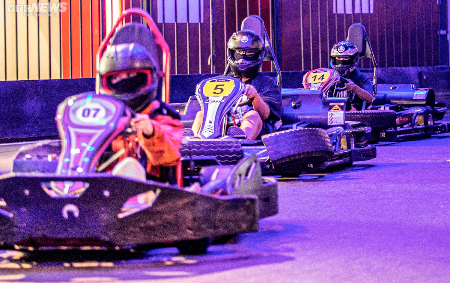 Ảnh: Giới trẻ Hà thành hào hứng đi xả stress tại trường đua F1 mini trong nhà - 9