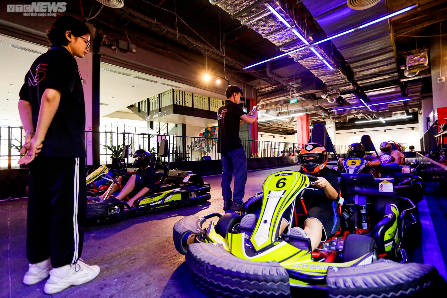 Ảnh: Giới trẻ Hà thành hào hứng đi xả stress tại trường đua F1 mini trong nhà - 3