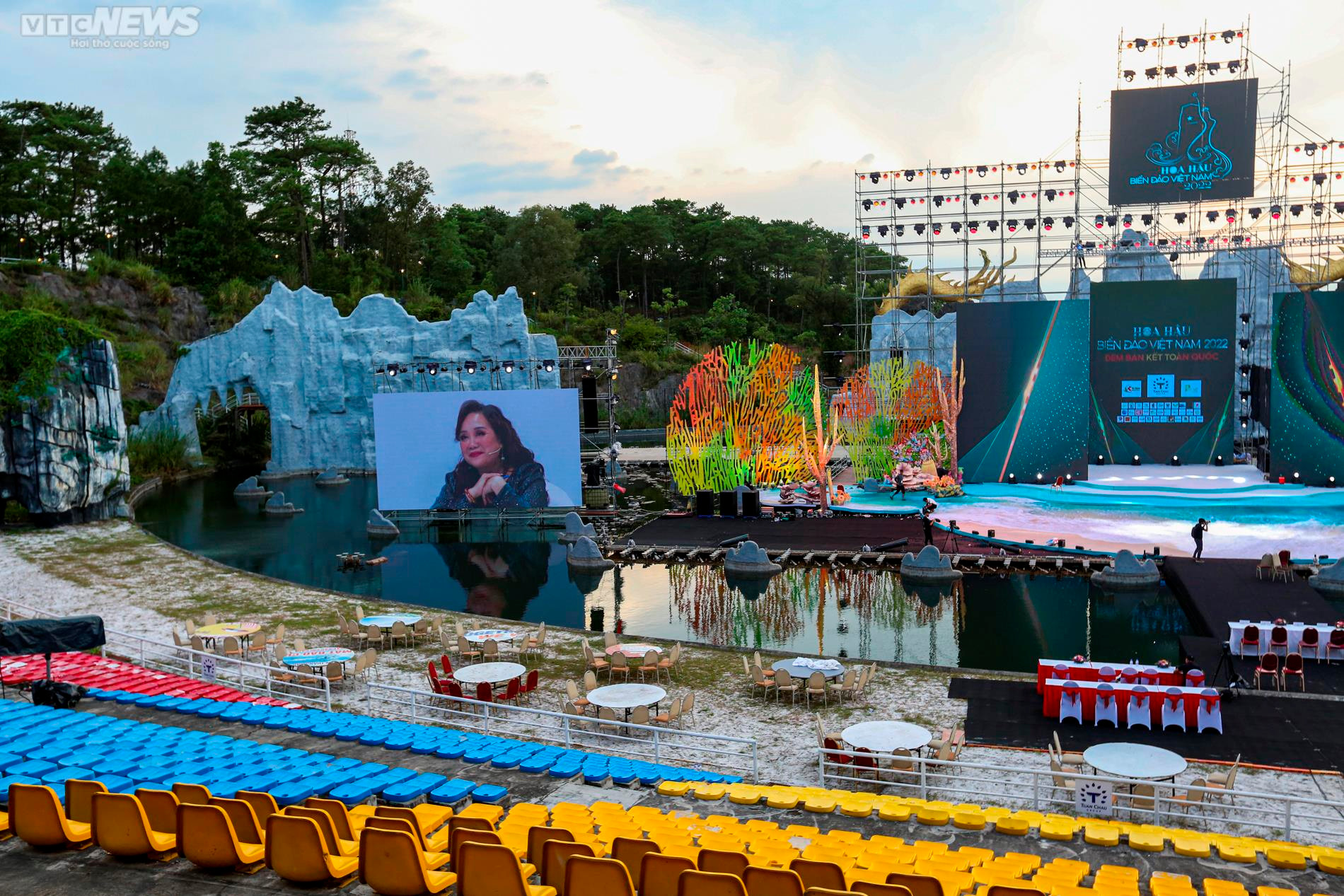 Ảnh: Sân khấu hoành tráng của đêm bán kết Hoa hậu Biển đảo Việt Nam 2022 - 4