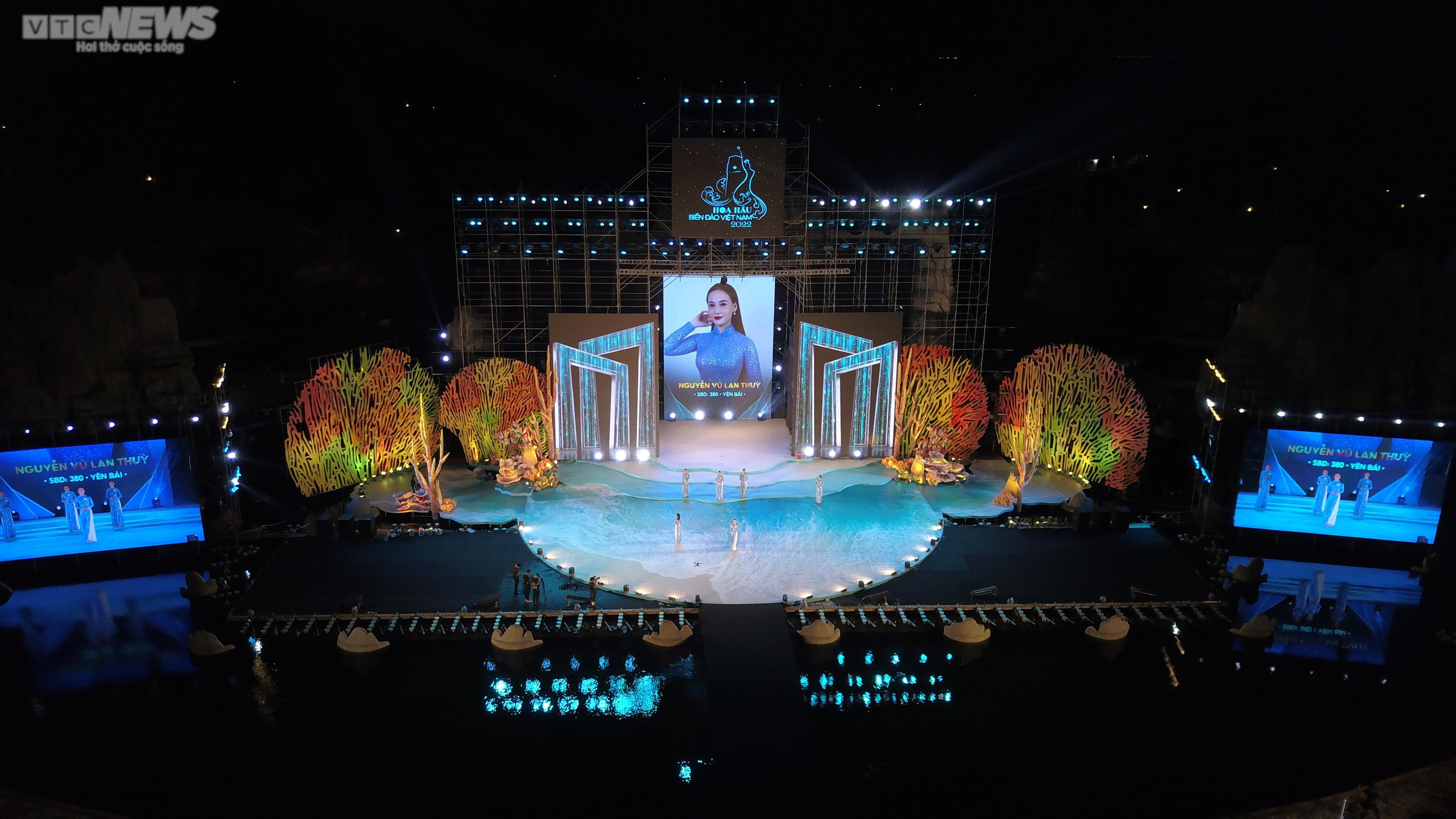 50 thí sinh Hoa hậu Biển đảo Việt Nam thướt tha trong tà áo dài - 1