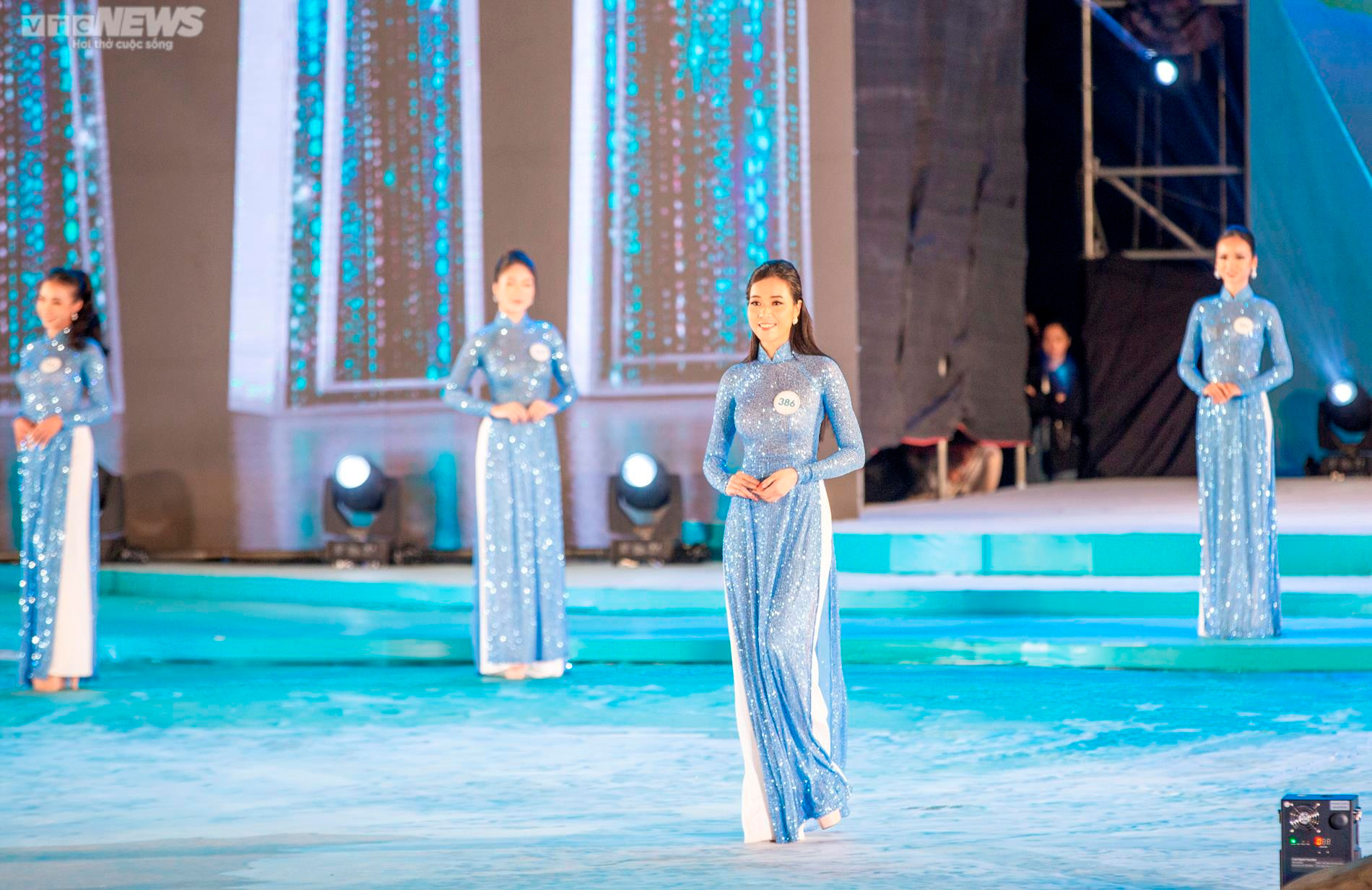 50 thí sinh Hoa hậu Biển đảo Việt Nam thướt tha trong tà áo dài - 9