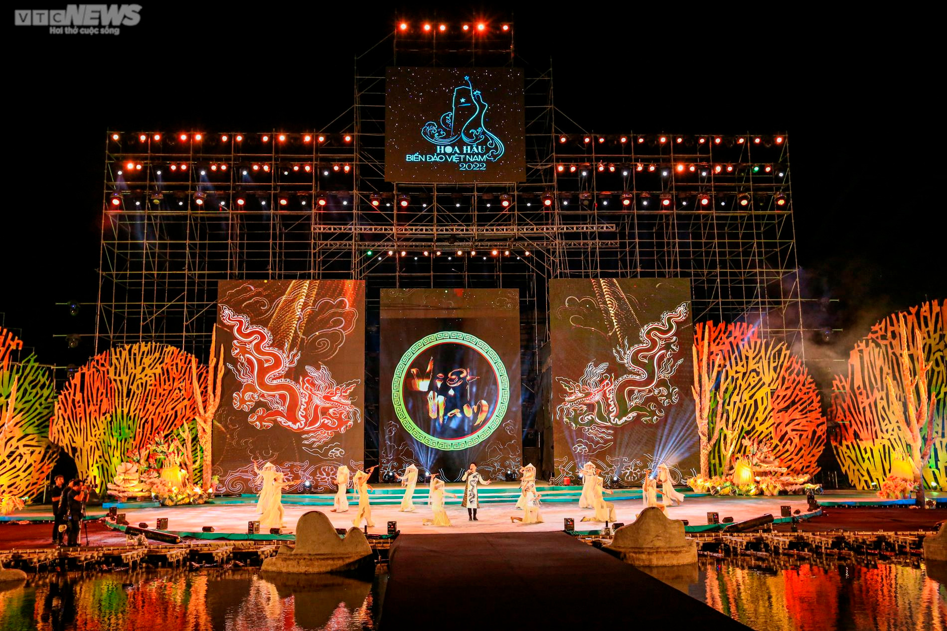 Issac 'cháy' hết mình tại đêm bán kết Hoa hậu Biển đảo Việt Nam 2022 - 12