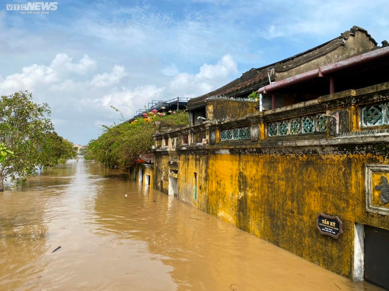 Phố cổ Hội An chìm trong biển nước, du khách lưu trú khu An Hội khăn gói sơ tán - 2