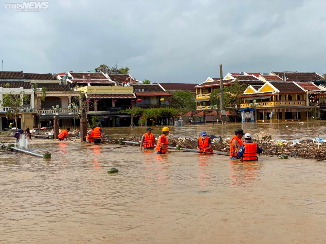 Phố cổ Hội An chìm trong biển nước, du khách lưu trú khu An Hội khăn gói sơ tán - 1
